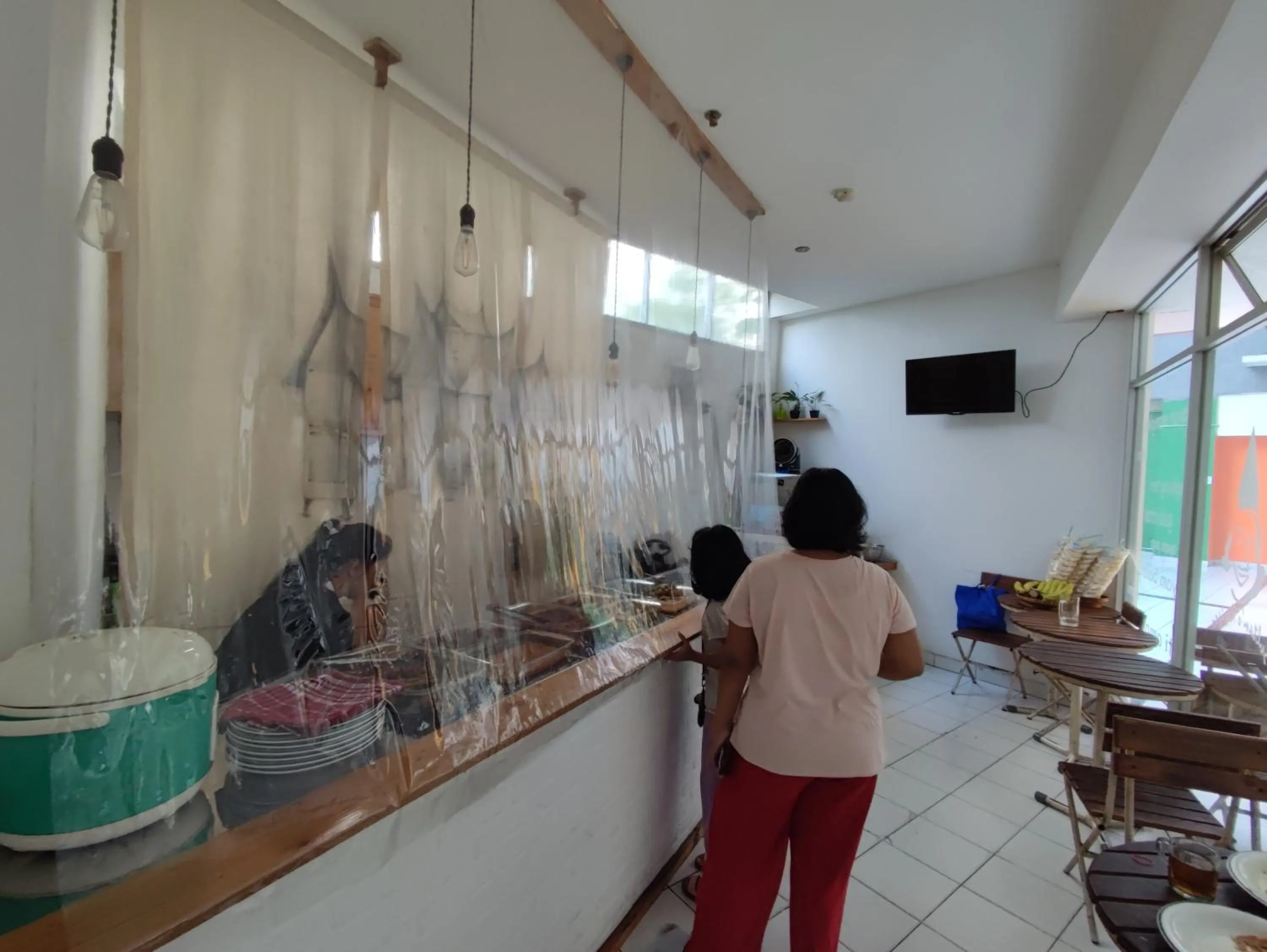 Restaurant/places to eat in The Jarrdin Apartment Hotels by Ironman