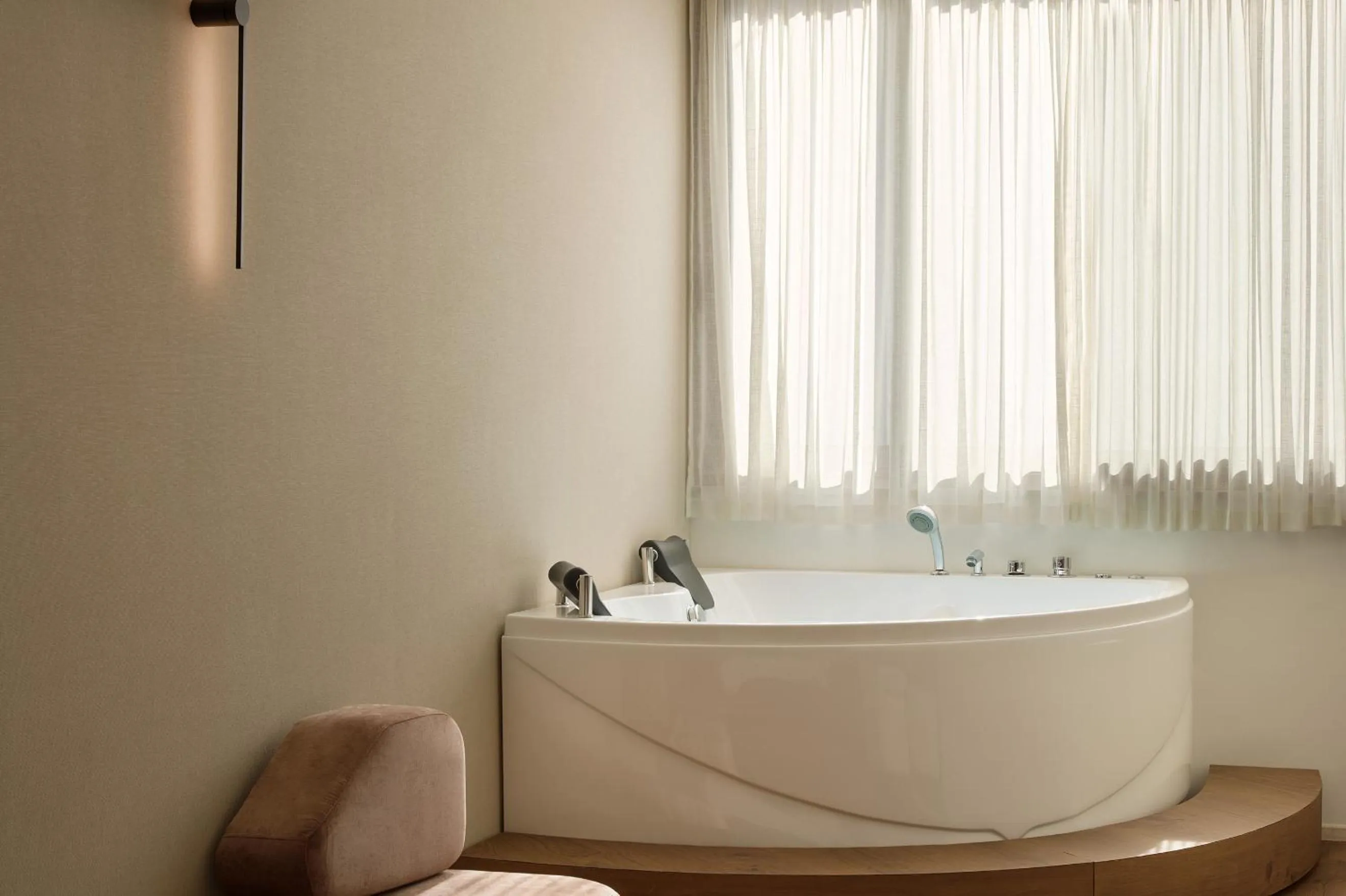 Hot Tub in Blanco Athens Aparthotel