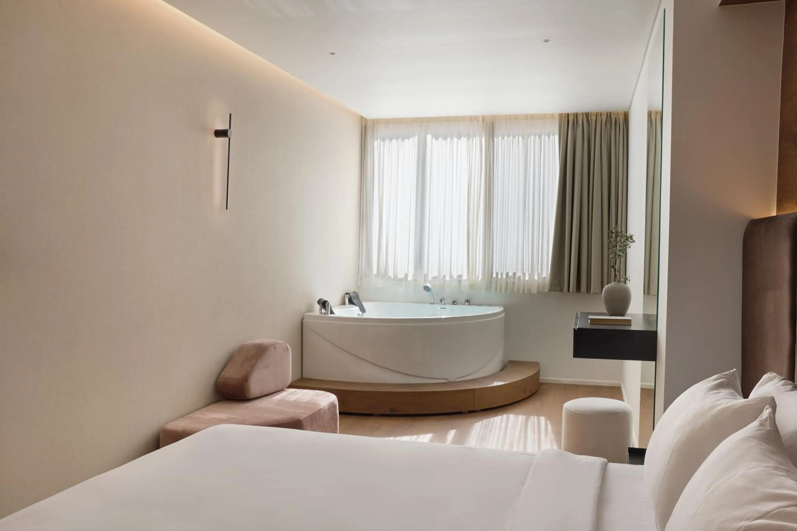 Hot Tub, Bed in Blanco Athens Aparthotel