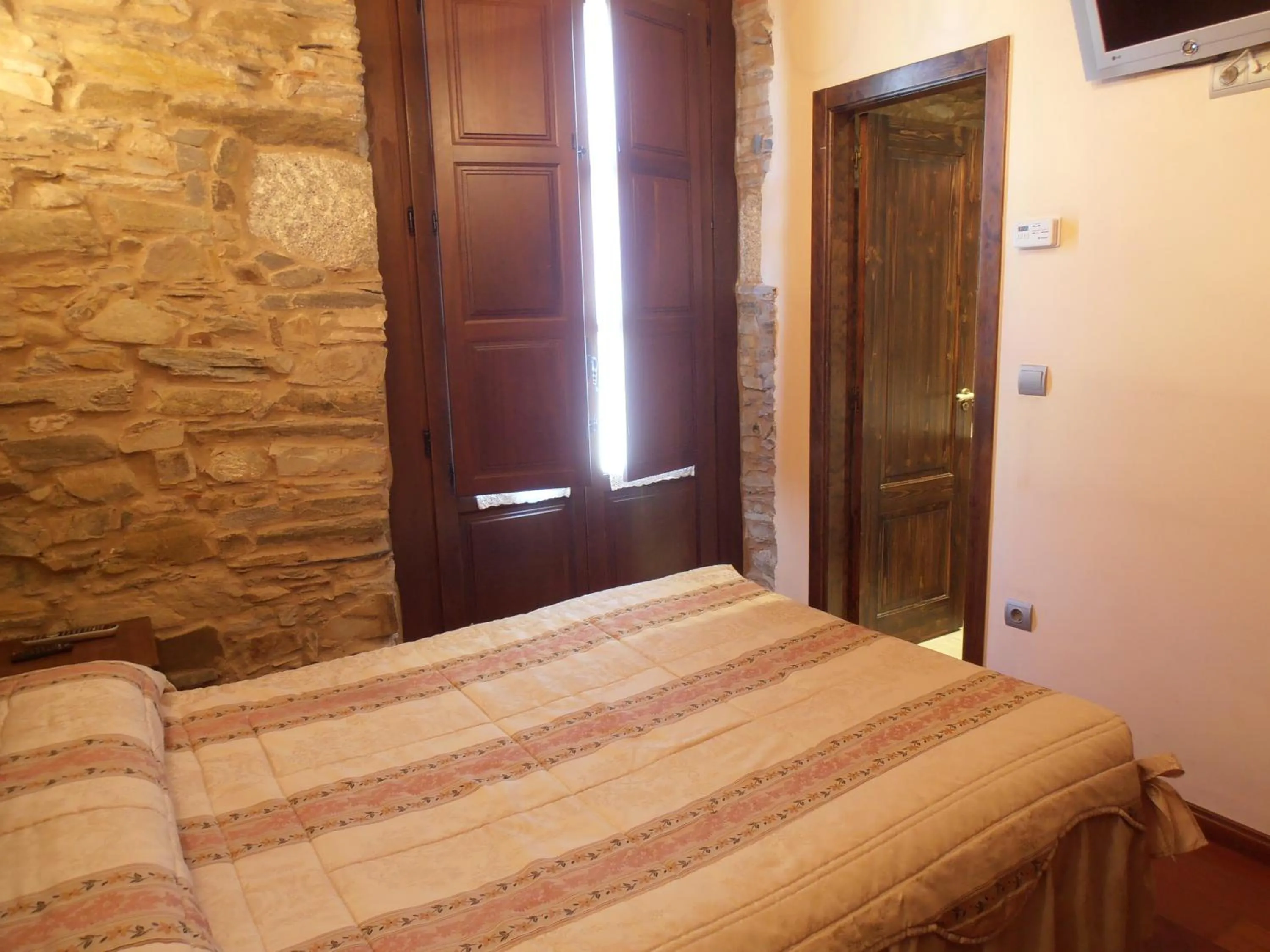 Bedroom, Bed in Hostal Virgen de la Encina
