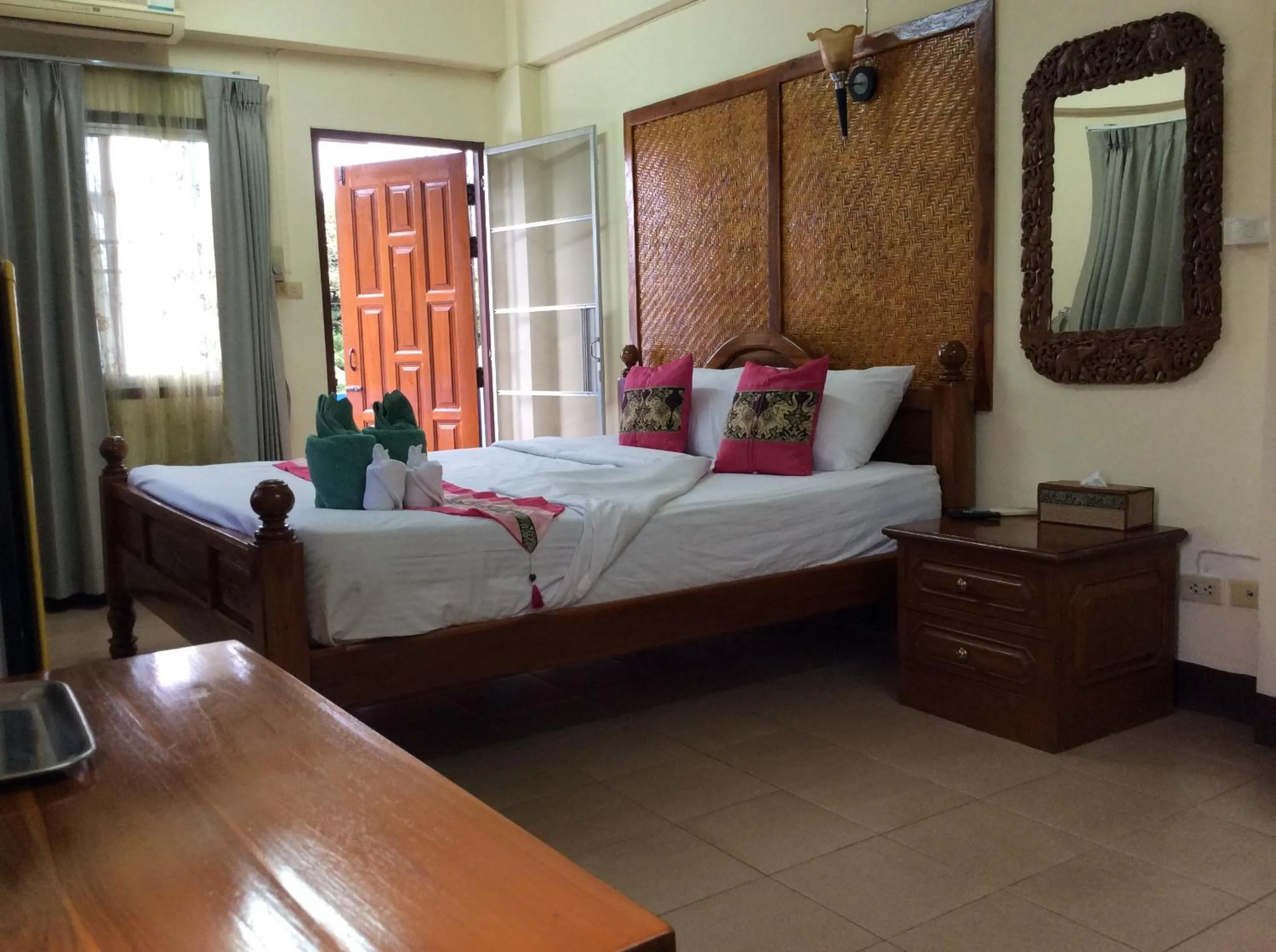 Photo of the whole room, Bed in Saithong House