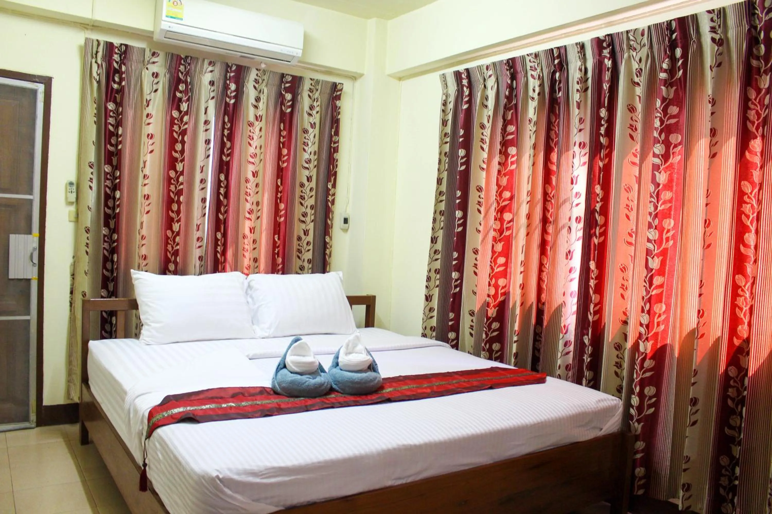 Bathroom, Bed in Saithong House