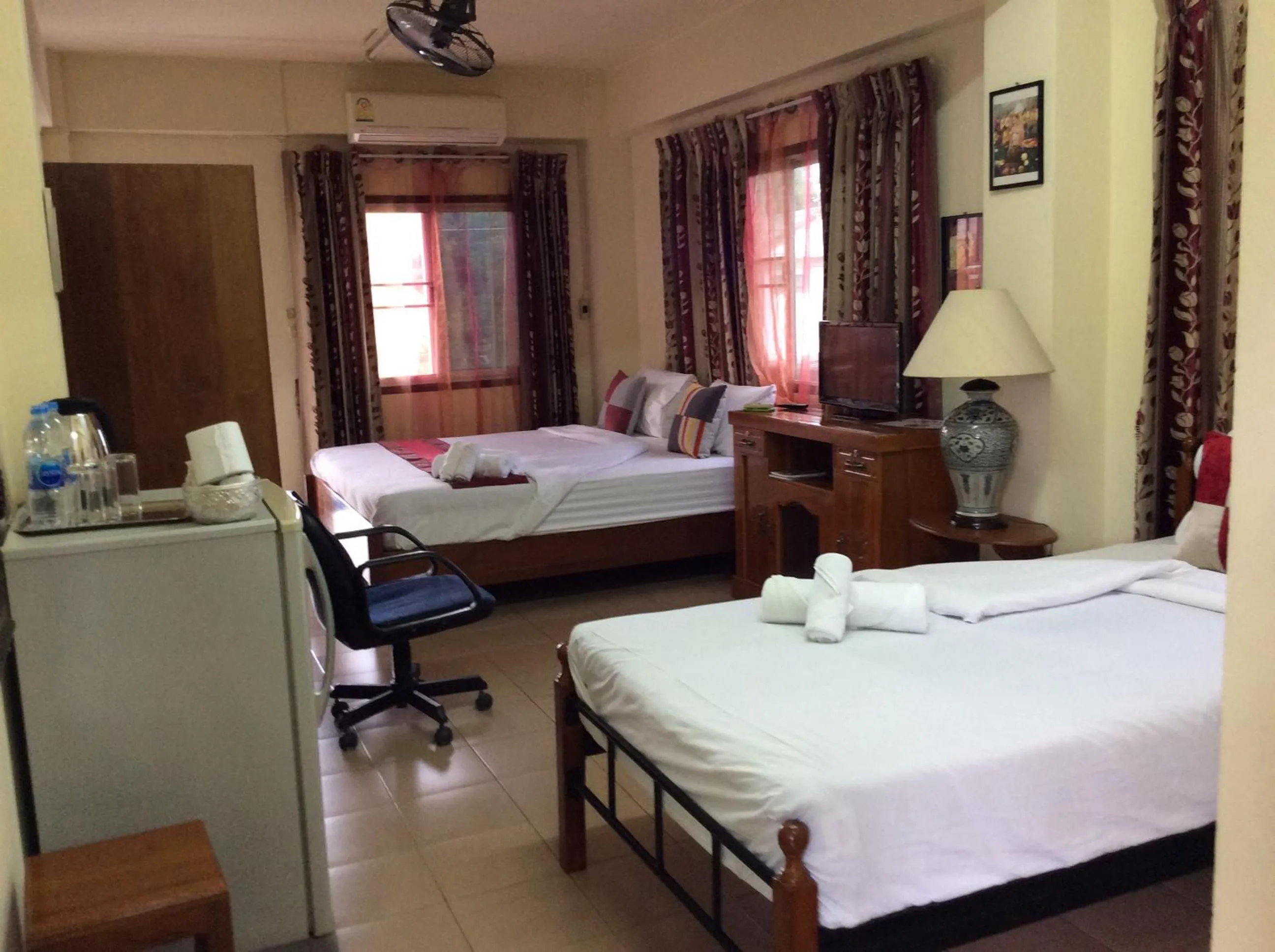 Photo of the whole room, Bed in Saithong House