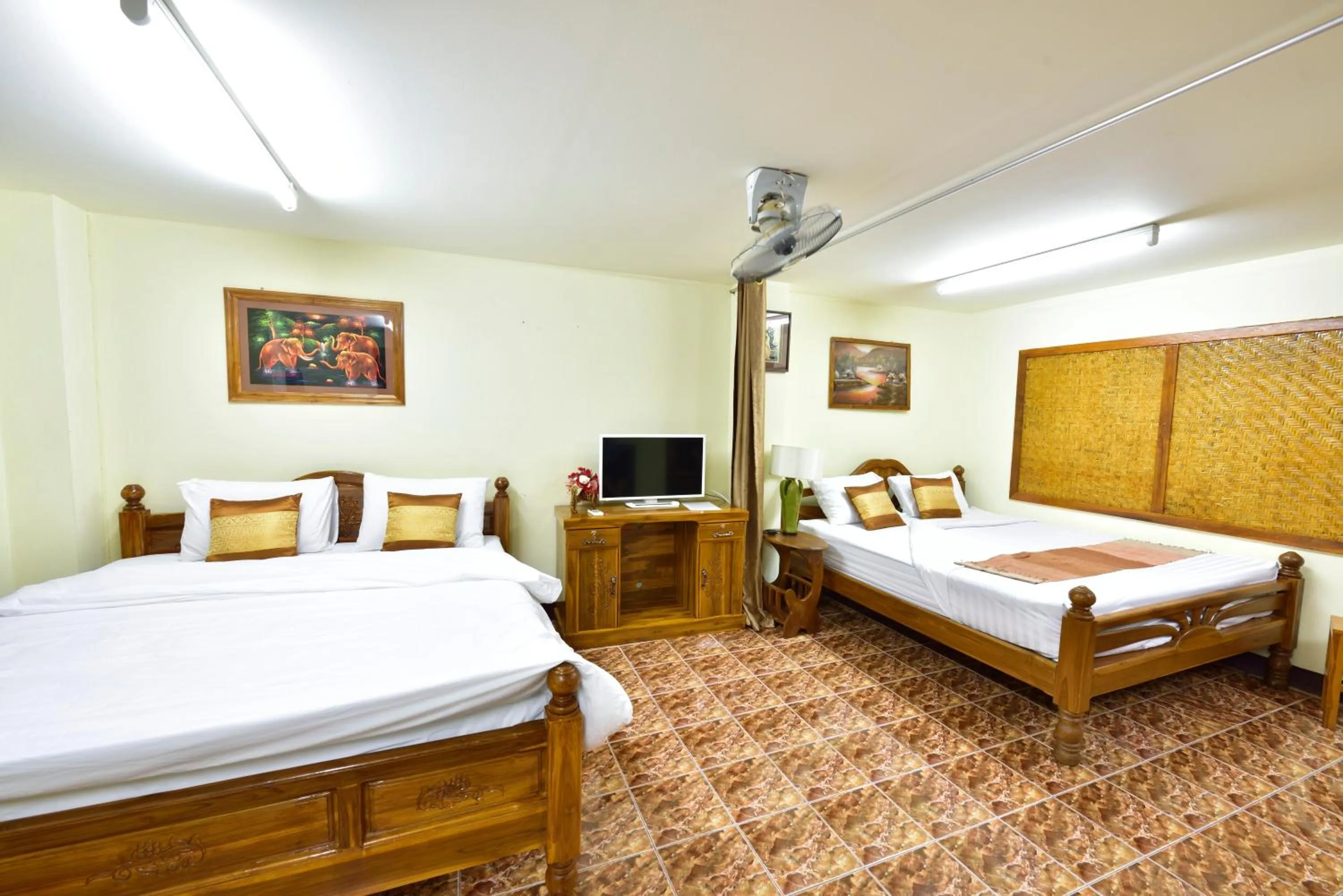 Bathroom, Bed in Saithong House