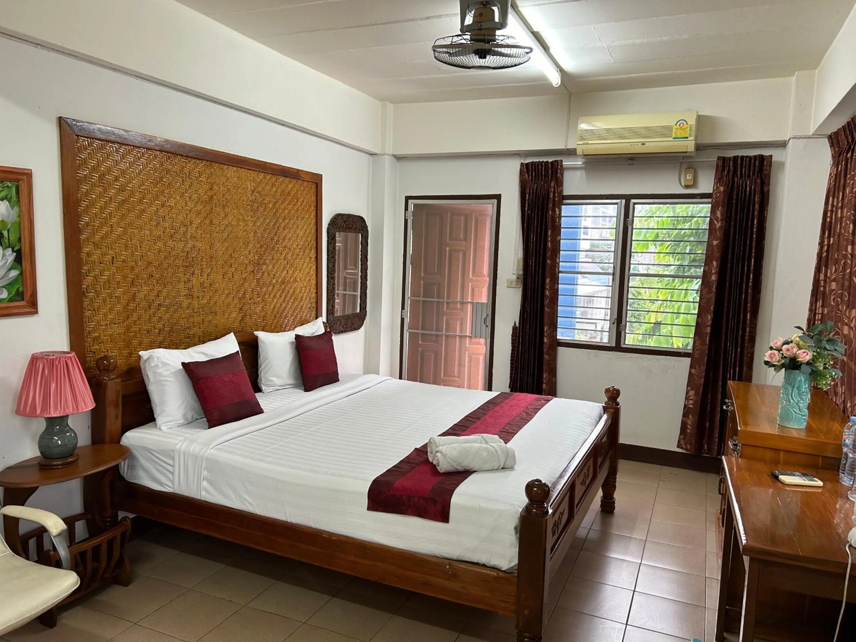 Photo of the whole room, Bed in Saithong House