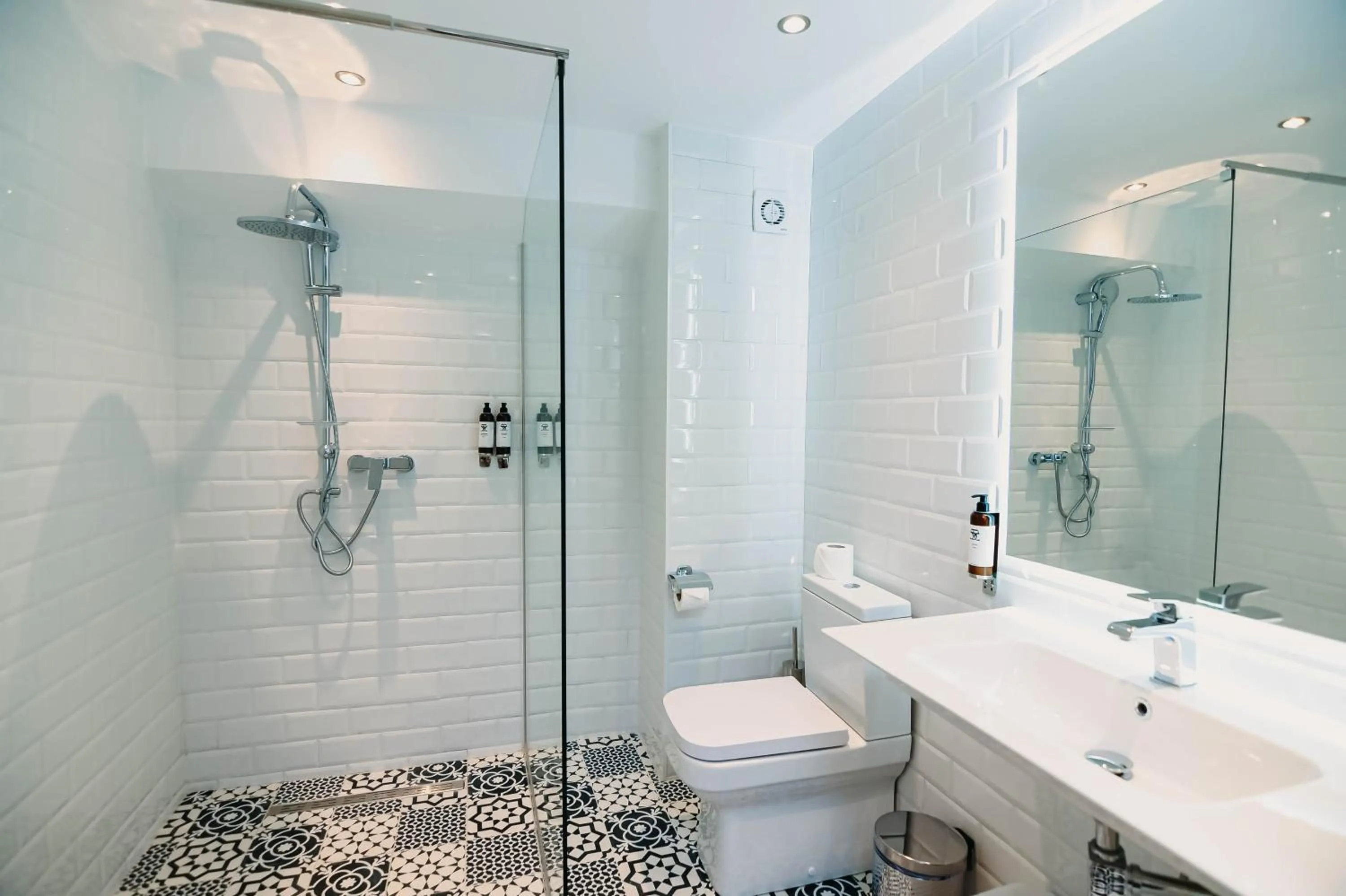 Shower in 555 Hotel Clubbing Adults Only