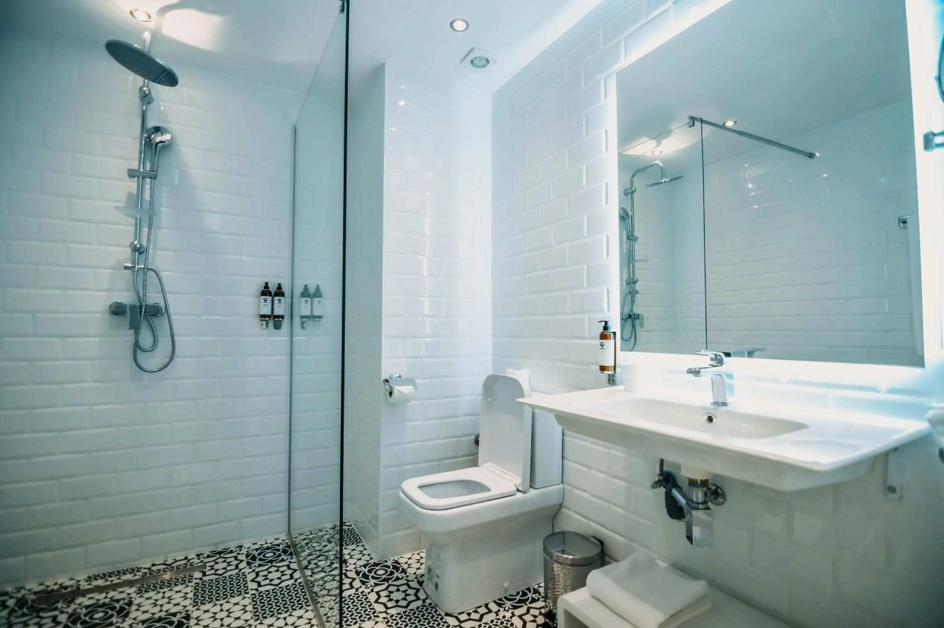 Shower in 555 Hotel Clubbing Adults Only