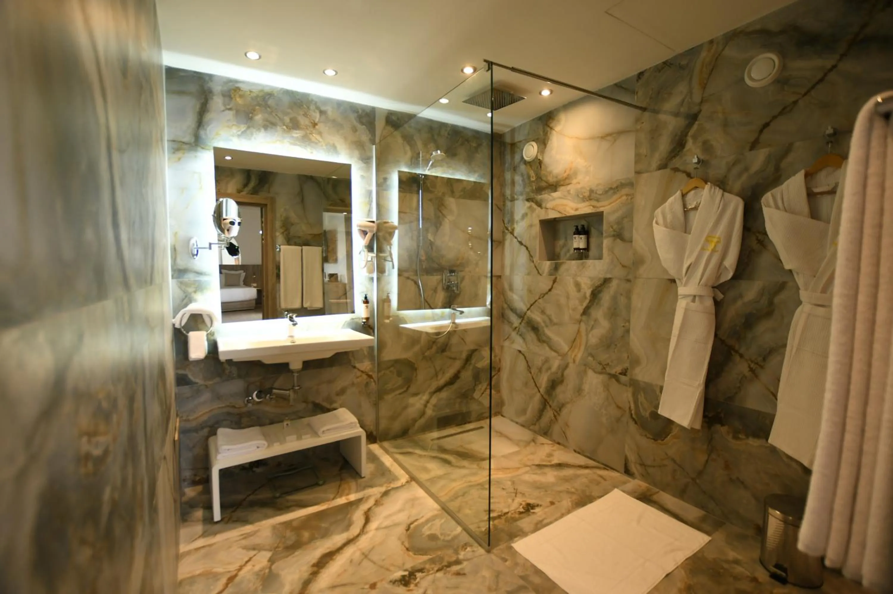 Shower in 555 Hotel Clubbing Adults Only