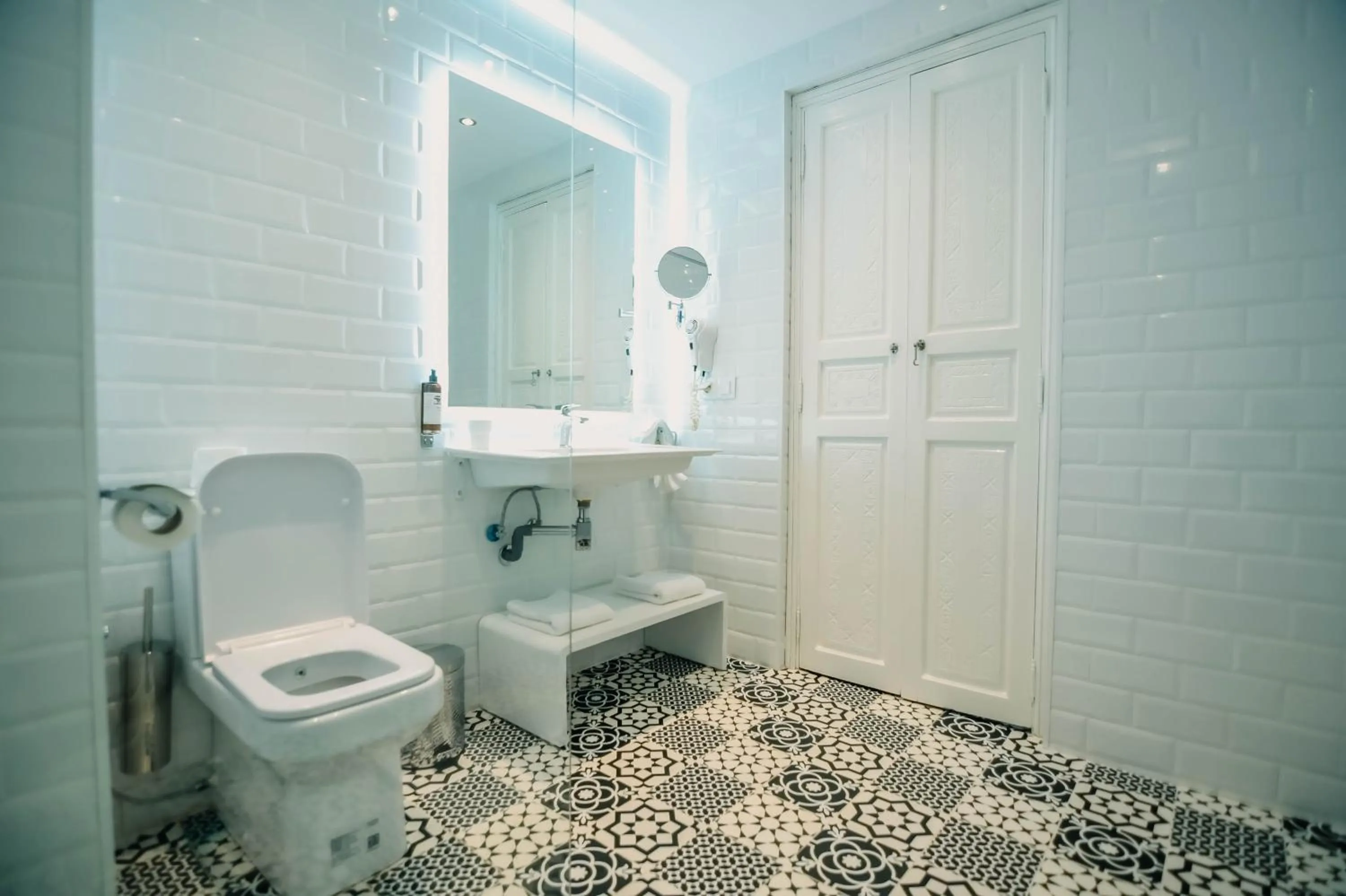 Shower in 555 Hotel Clubbing Adults Only