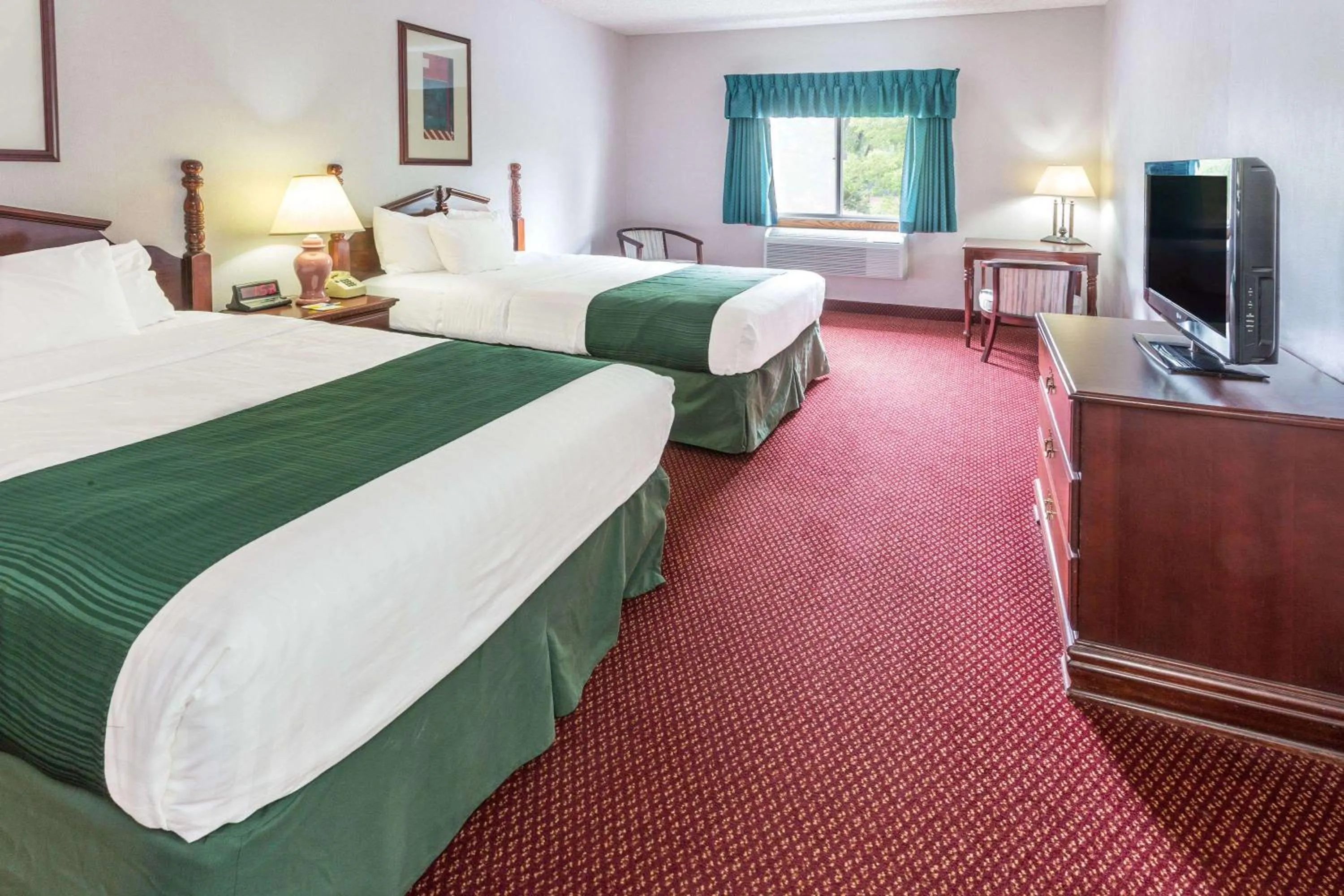 Photo of the whole room in Days Inn by Wyndham Tiffin