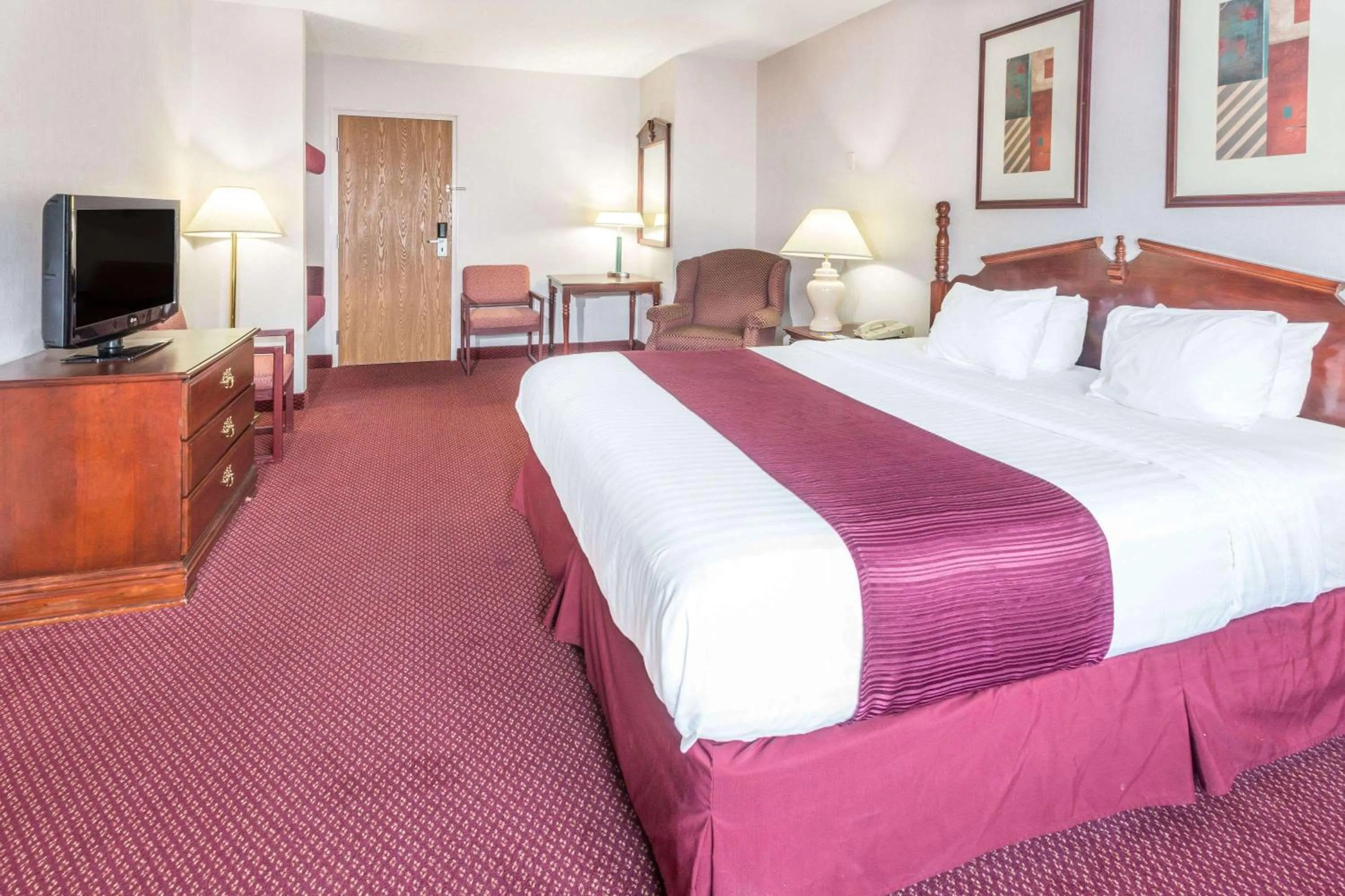 Photo of the whole room in Days Inn by Wyndham Tiffin