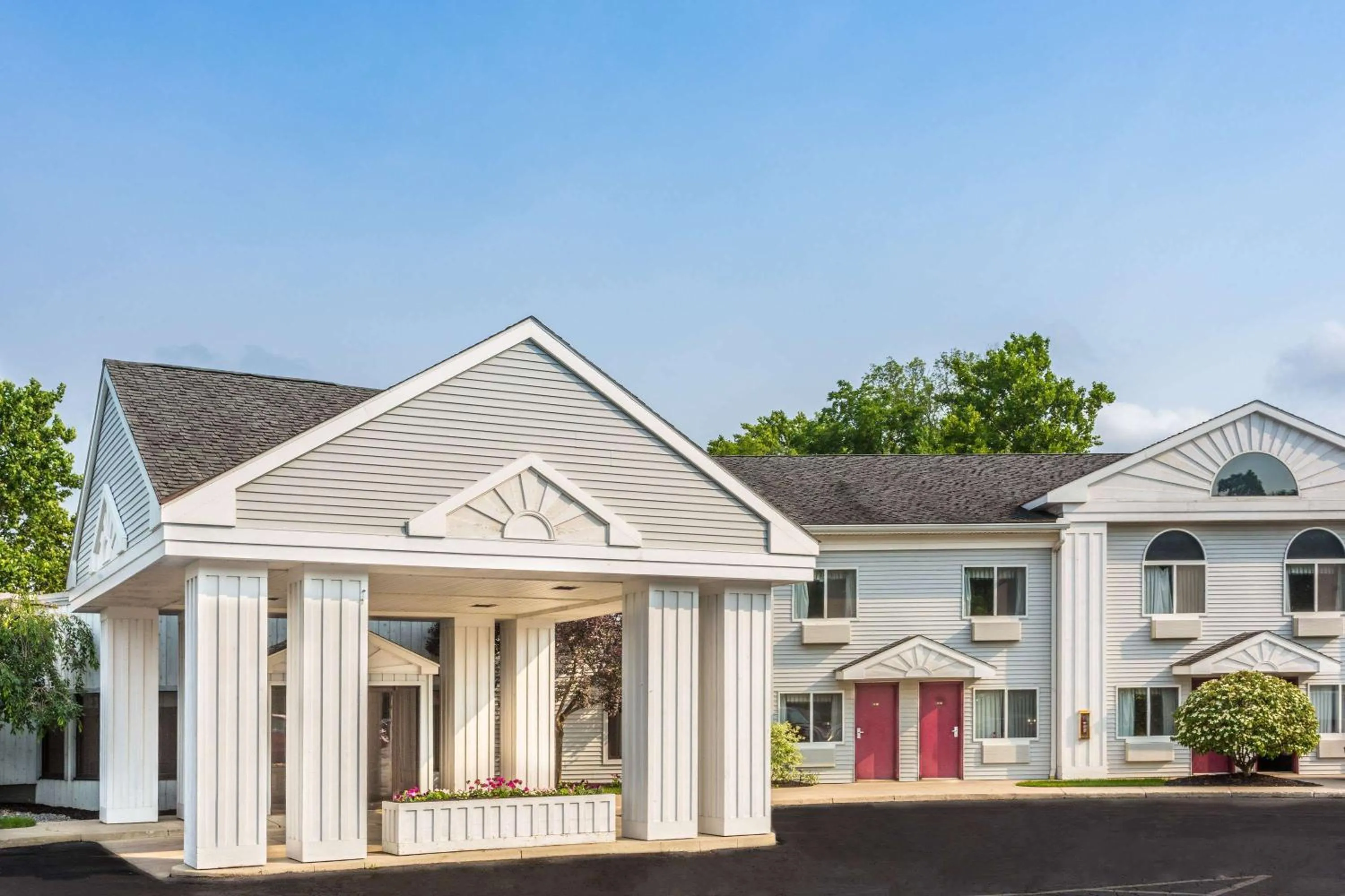 Property building in Days Inn by Wyndham Tiffin