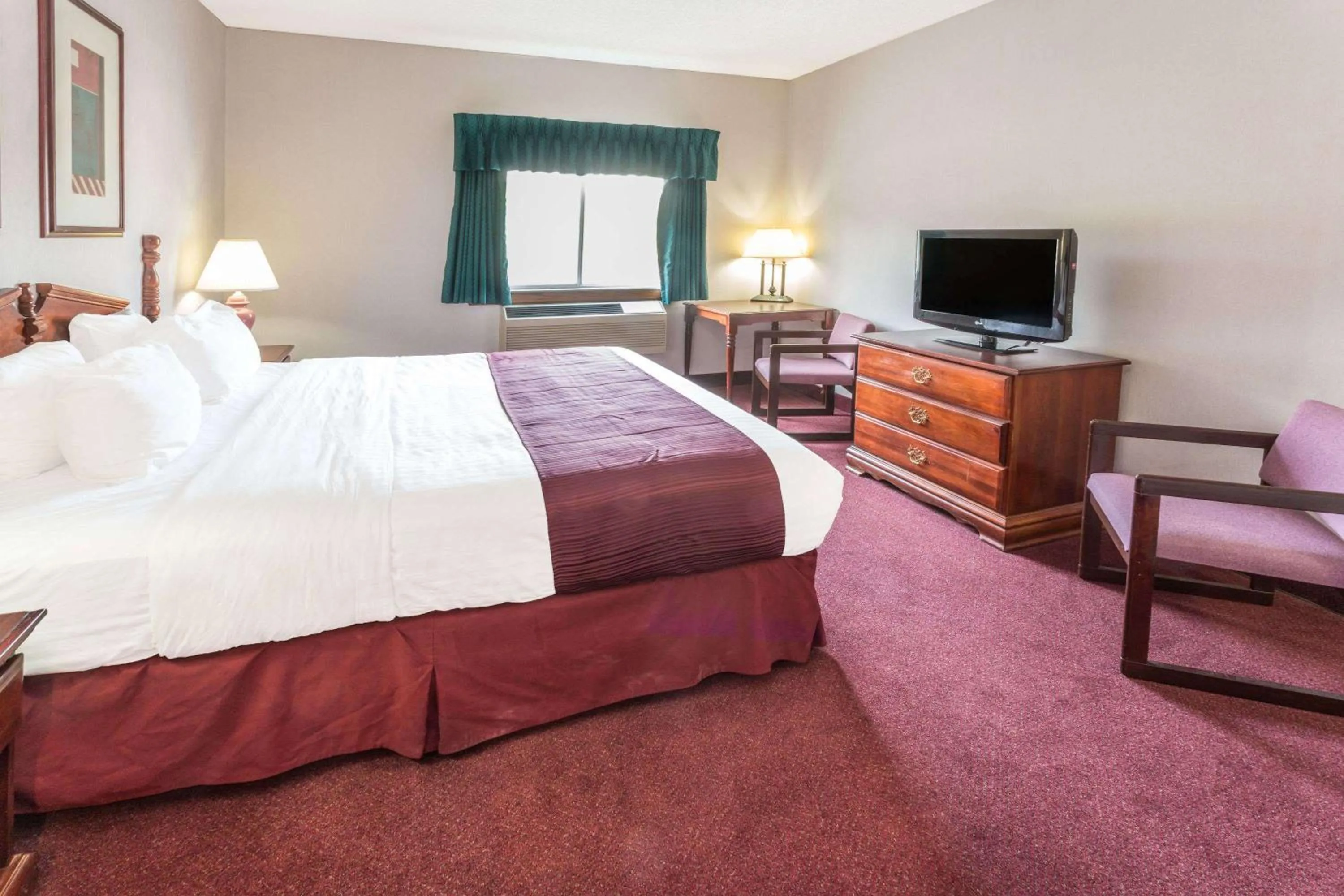 Photo of the whole room in Days Inn by Wyndham Tiffin