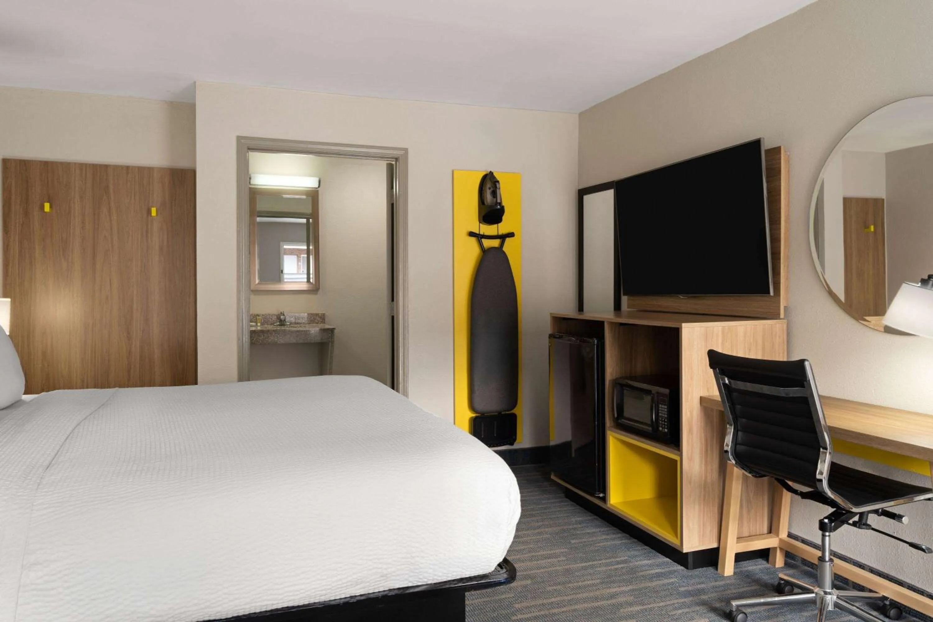 Photo of the whole room, Bed in Days Inn by Wyndham Weldon Roanoke Rapids