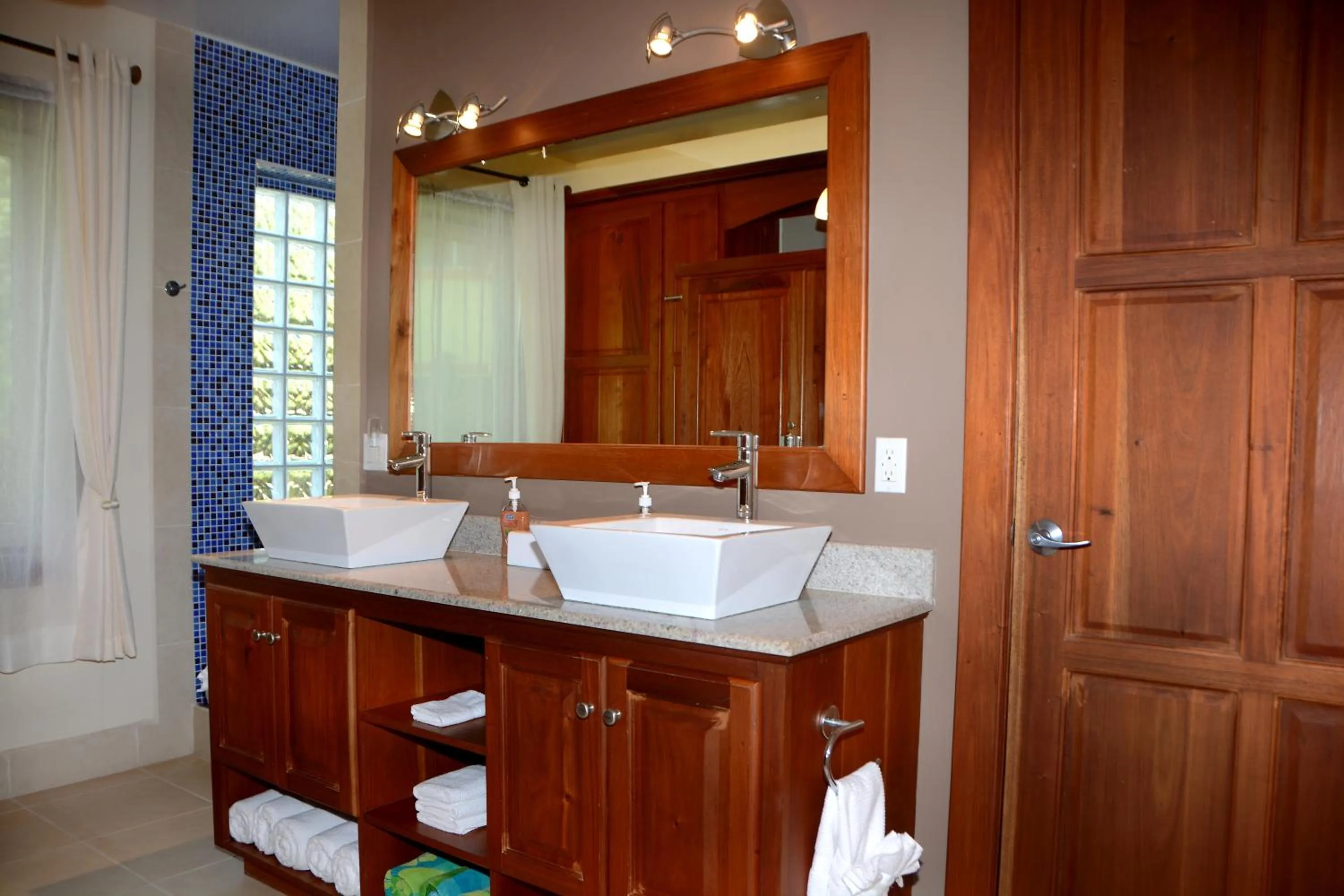 Shower in Marazul Belize