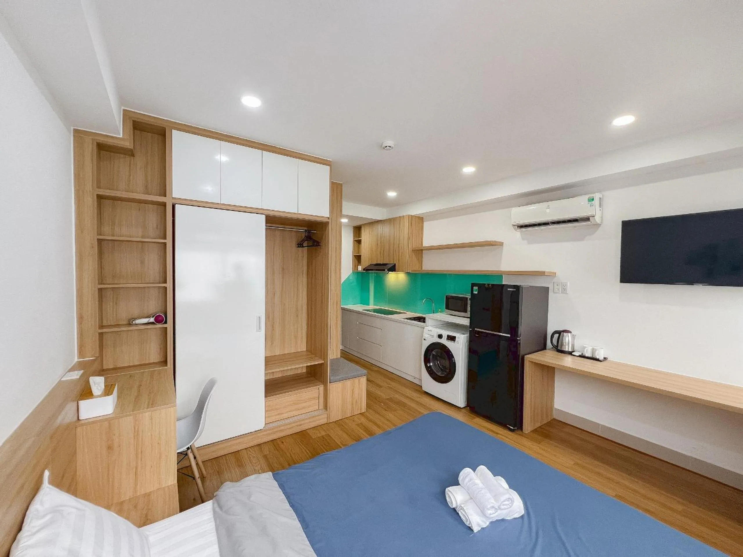 Communal lounge/ TV room, Bed in Home Away Ky Con - Serviced Apartment