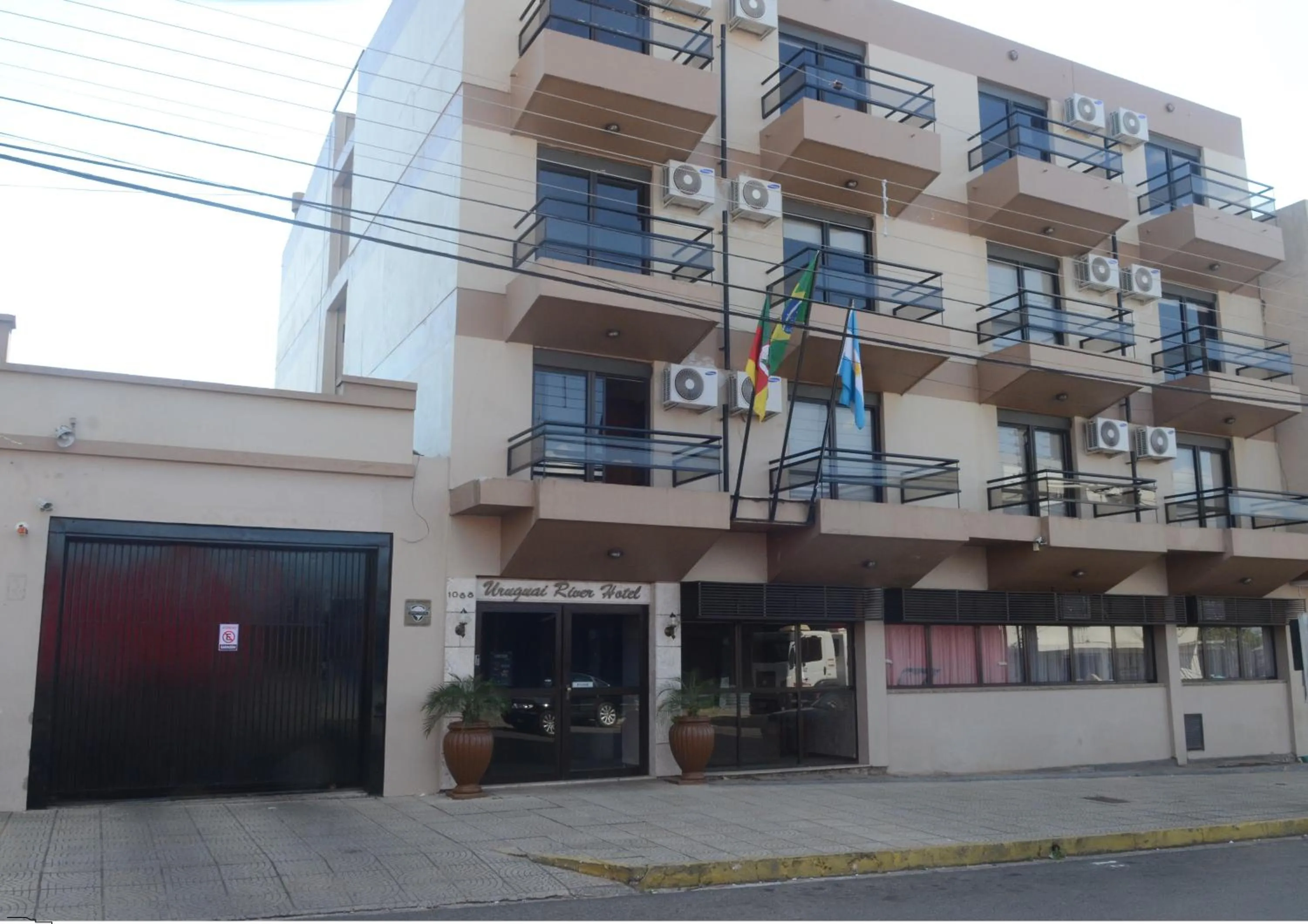 Facade/entrance in River Hotel