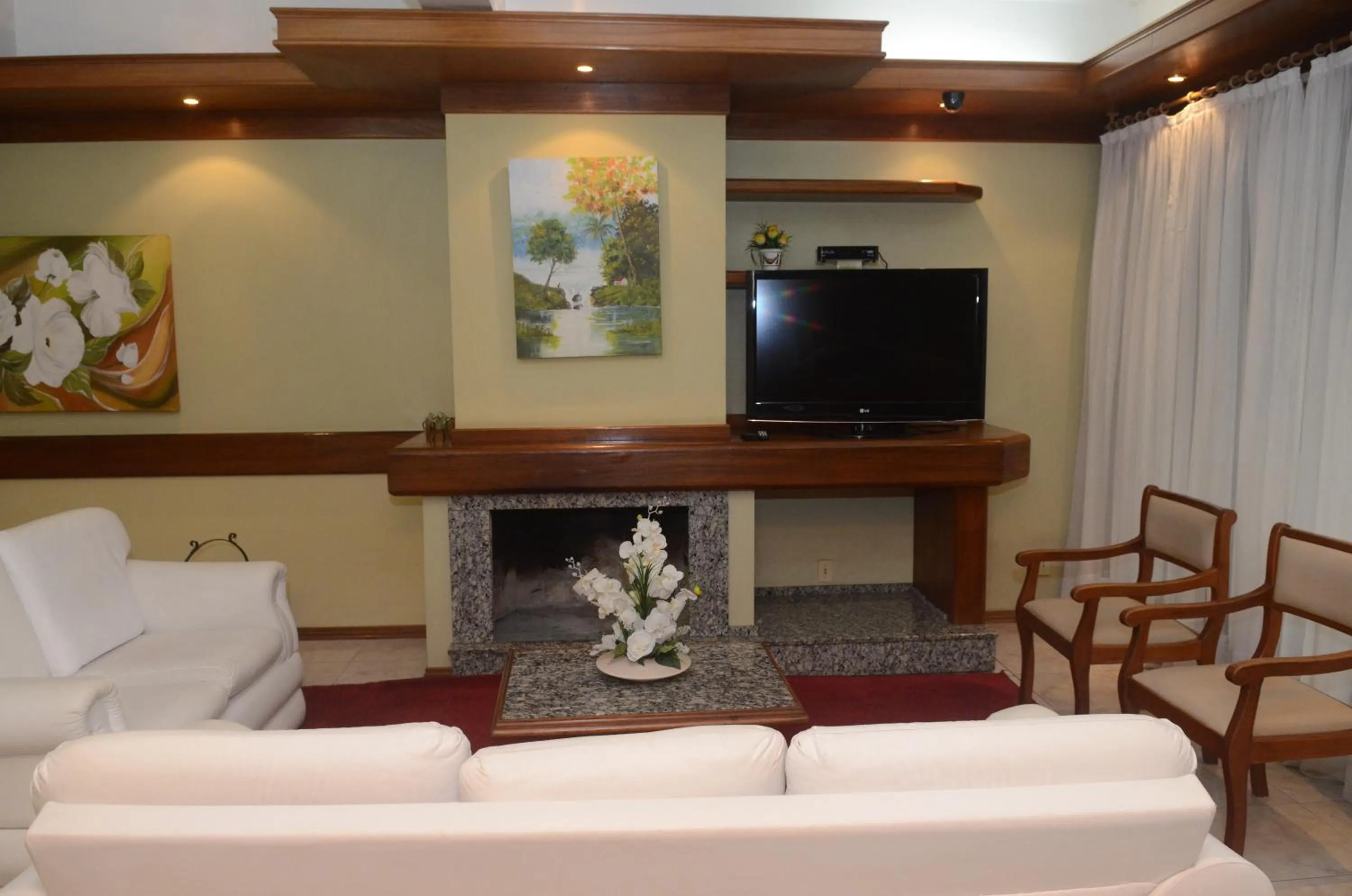 Communal lounge/ TV room in River Hotel