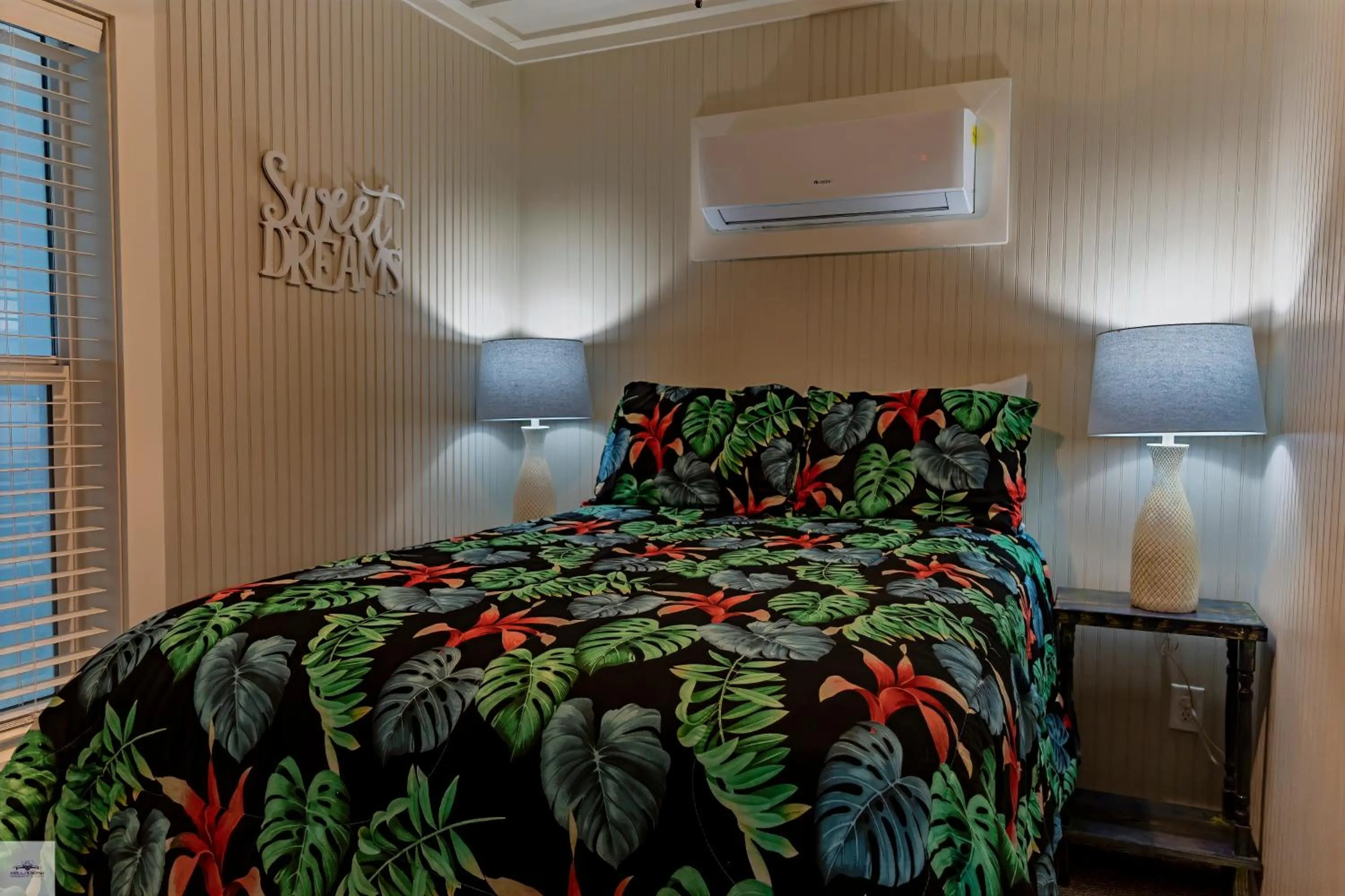 Bedroom, Bed in Blue Dolphin Inn and Cottages