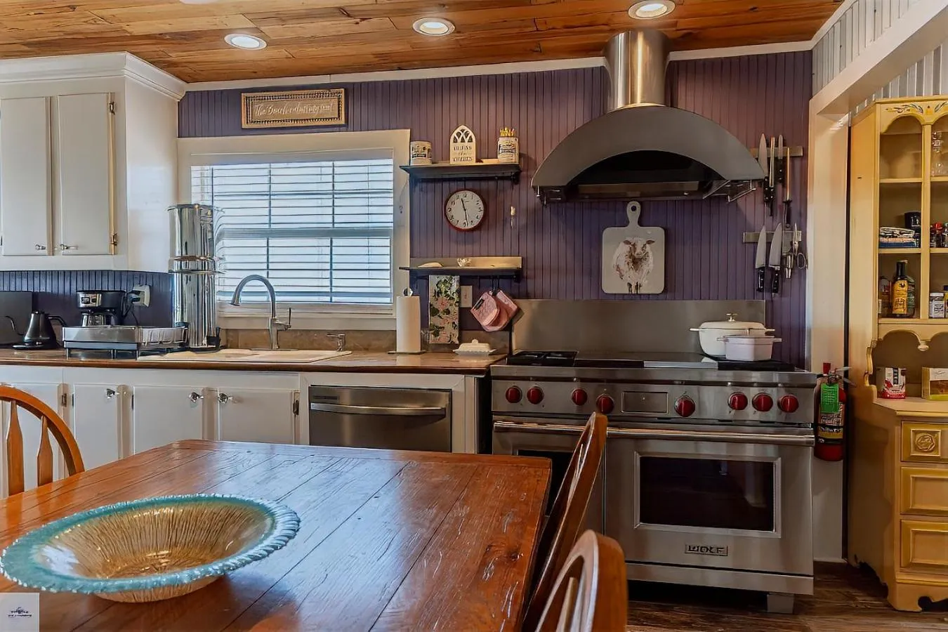 Kitchen or kitchenette in Blue Dolphin Inn and Cottages