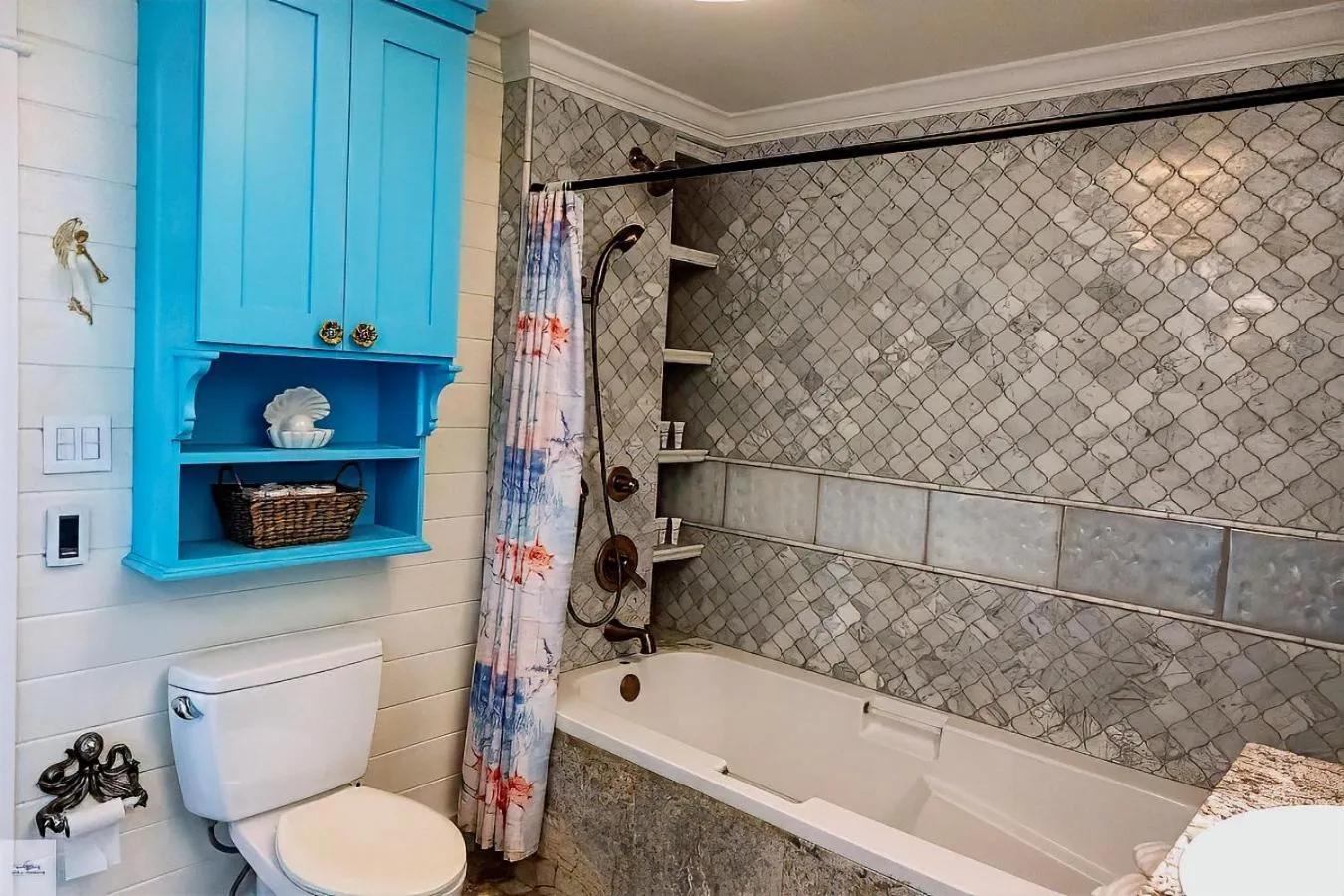 Shower in Blue Dolphin Inn and Cottages