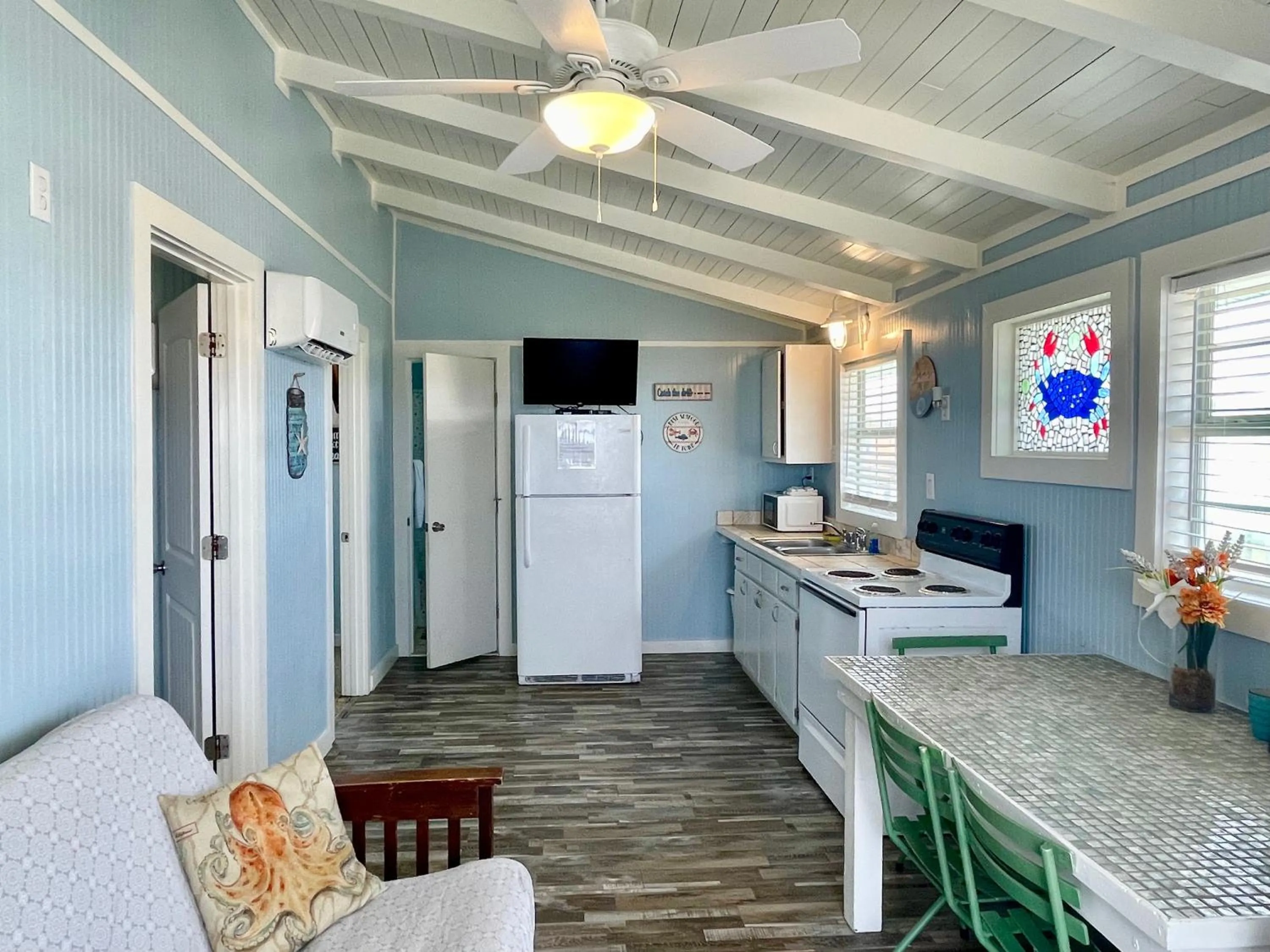 Kitchen or kitchenette in Blue Dolphin Inn and Cottages
