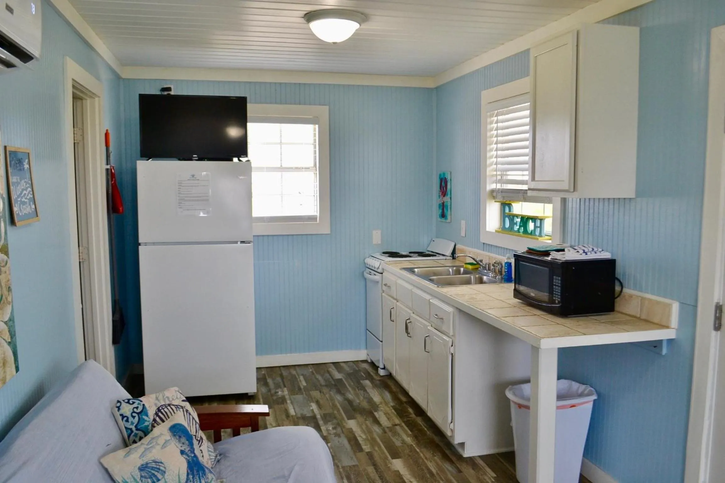 Kitchen or kitchenette in Blue Dolphin Inn and Cottages