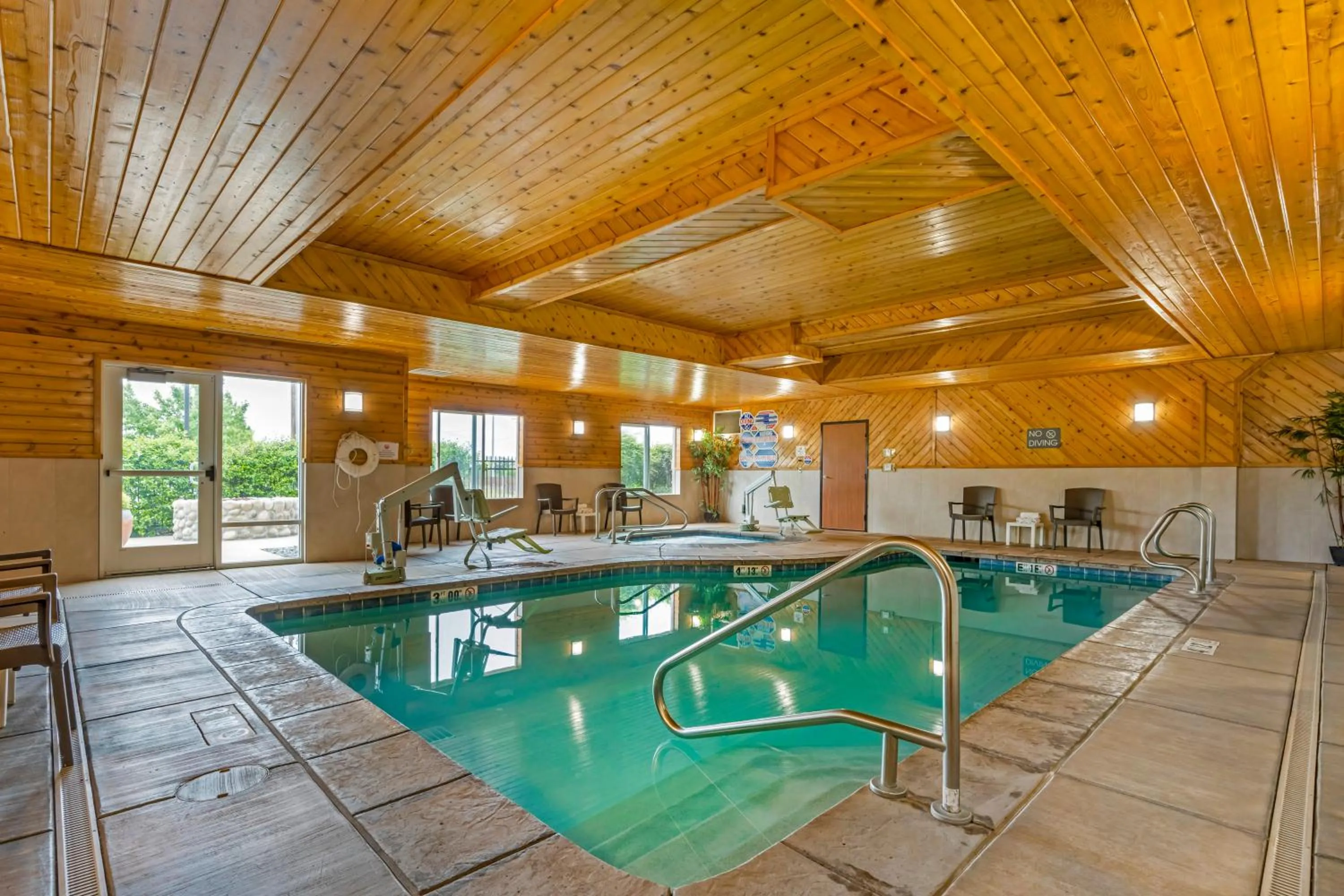 Swimming pool in Comfort Suites Redding - Shasta Lake
