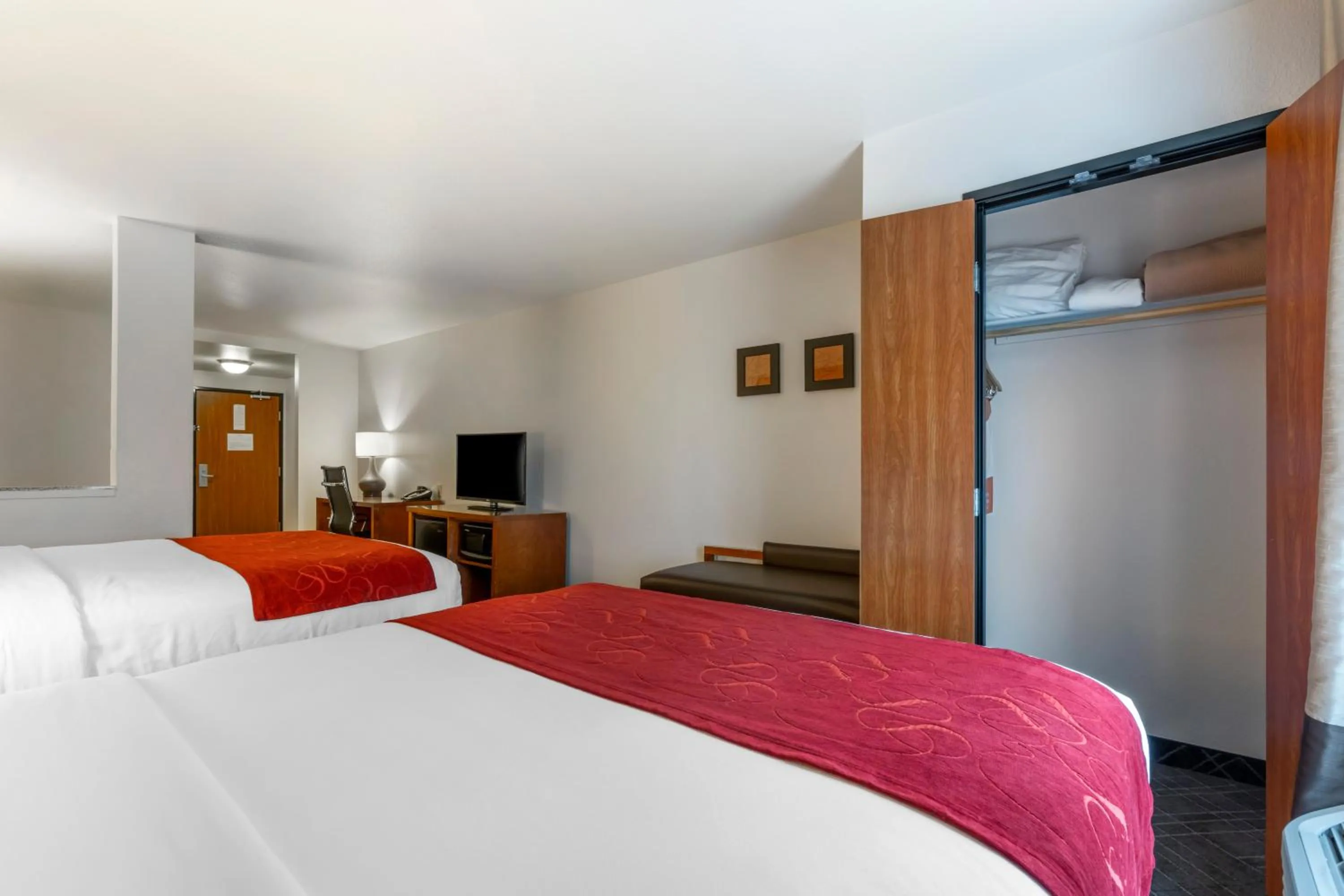 TV and multimedia, Bed in Comfort Suites Redding - Shasta Lake