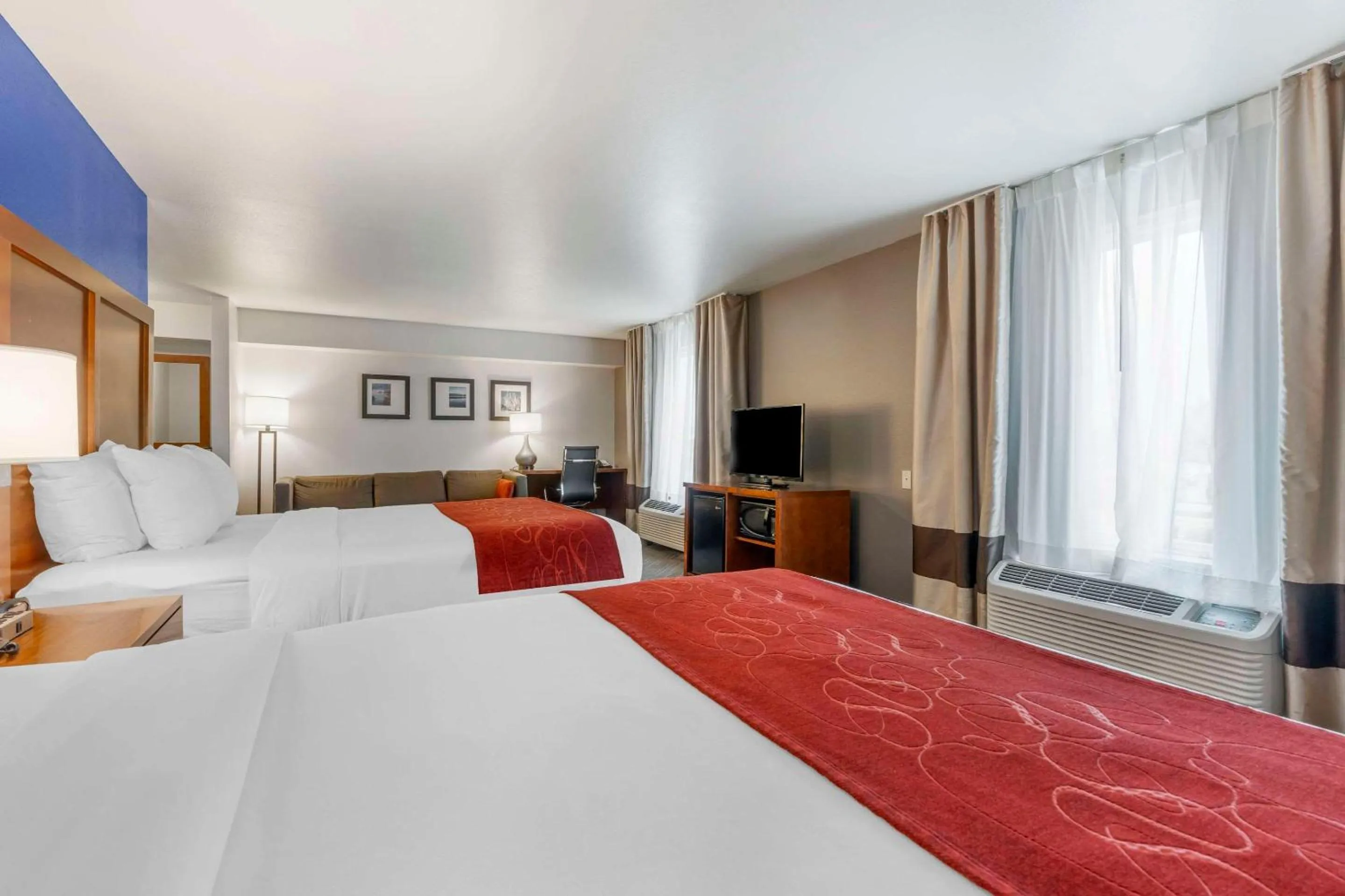 Bedroom, Bed in Comfort Suites Redding - Shasta Lake