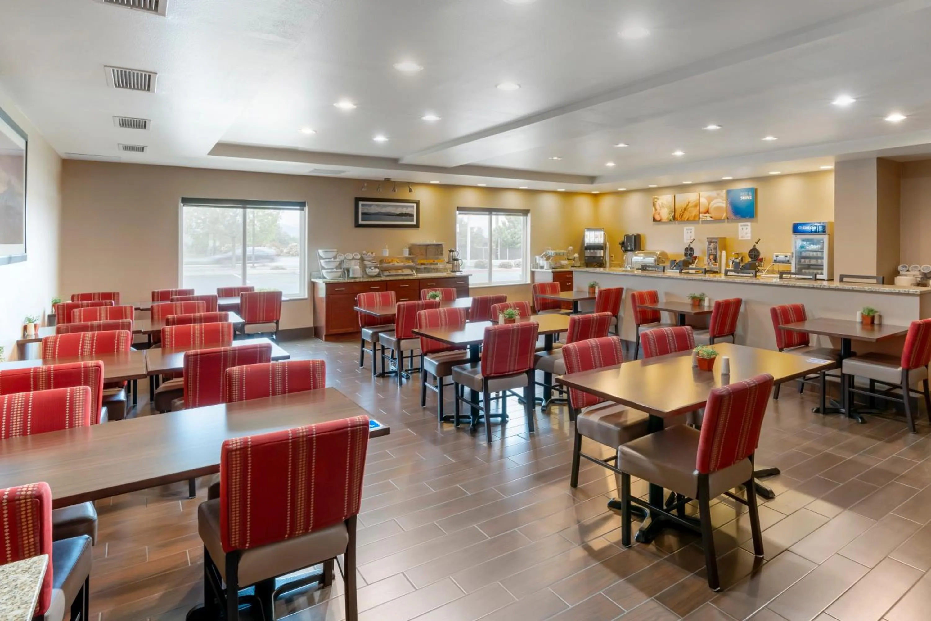 Dining area in Comfort Suites Redding - Shasta Lake