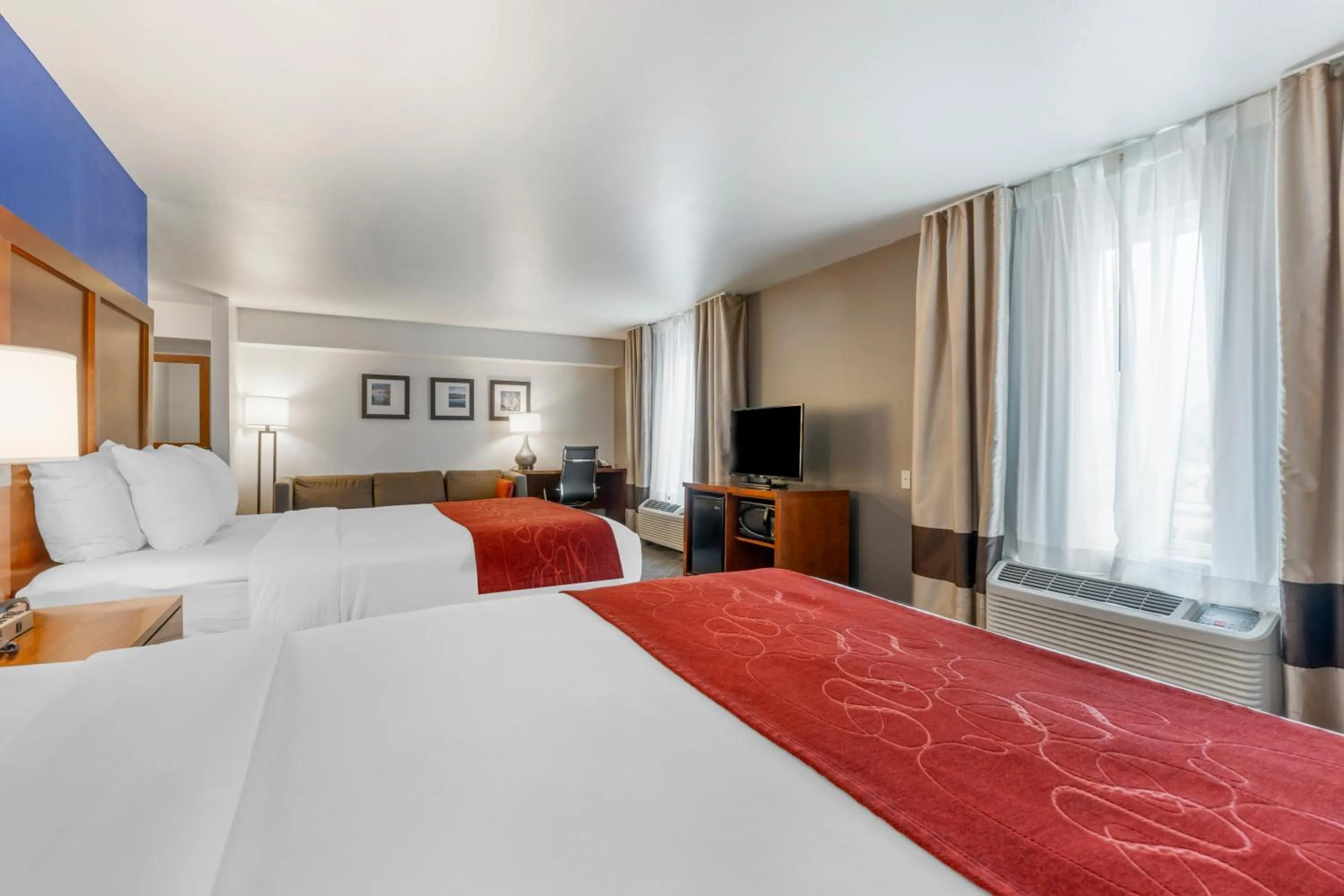 Bedroom, Bed in Comfort Suites Redding - Shasta Lake