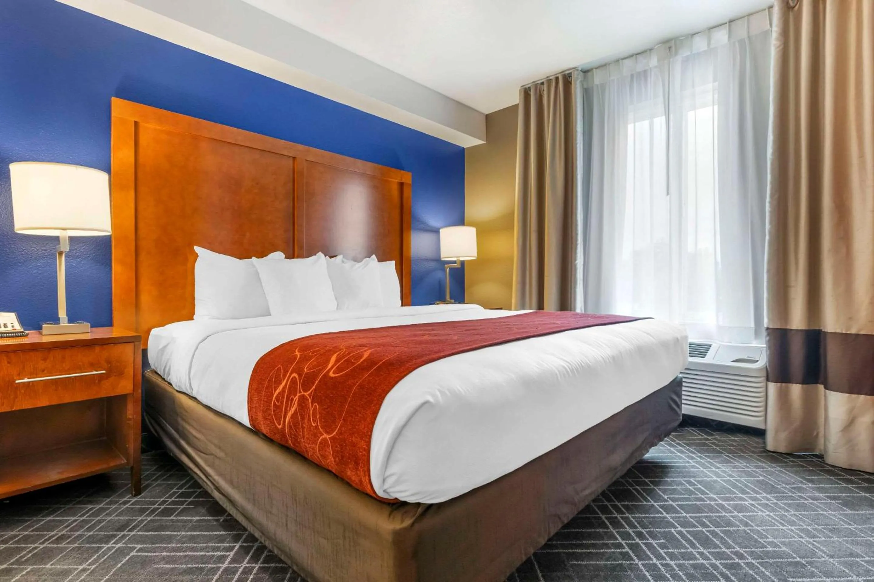 Bedroom, Bed in Comfort Suites Redding - Shasta Lake