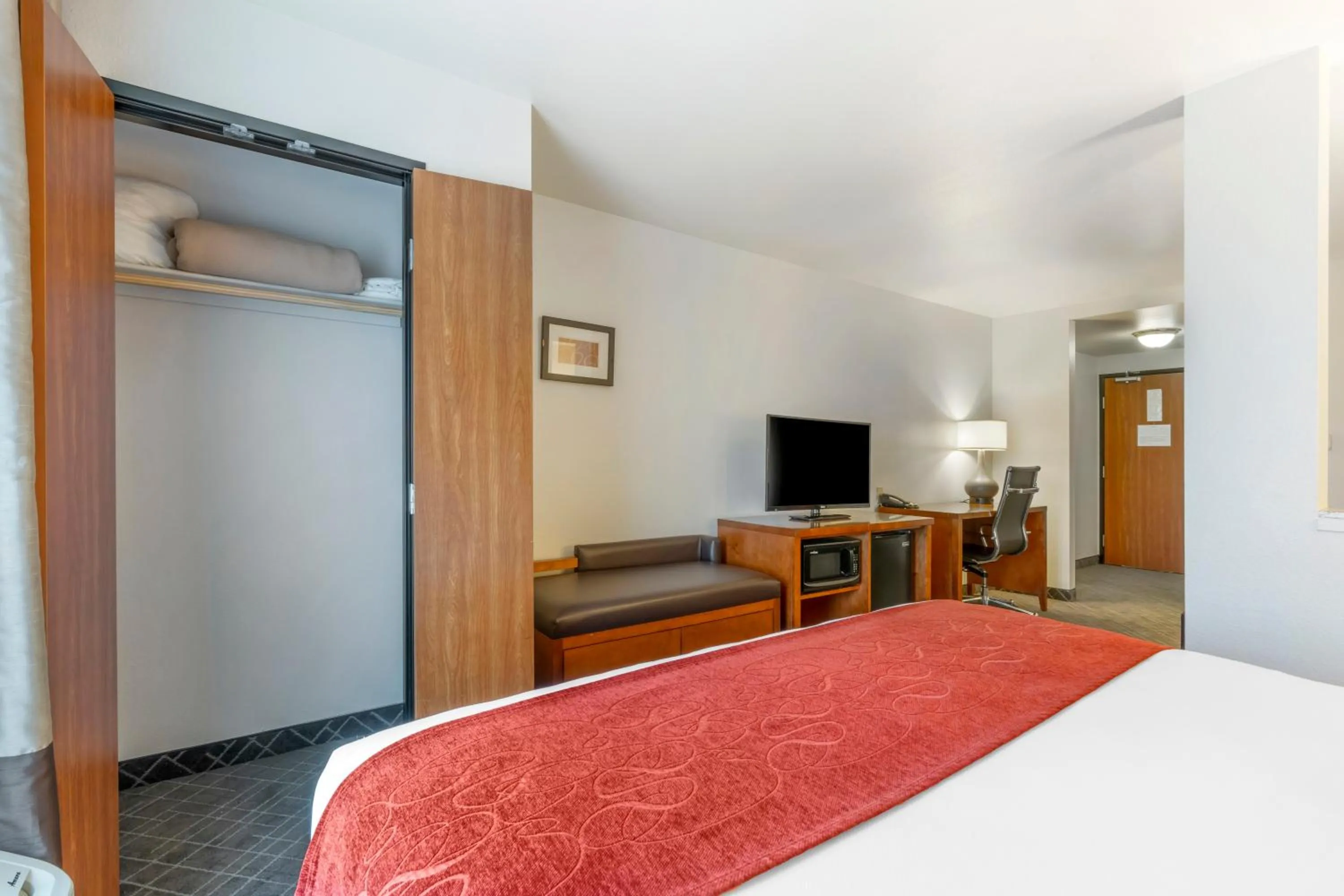 TV and multimedia, Bed in Comfort Suites Redding - Shasta Lake