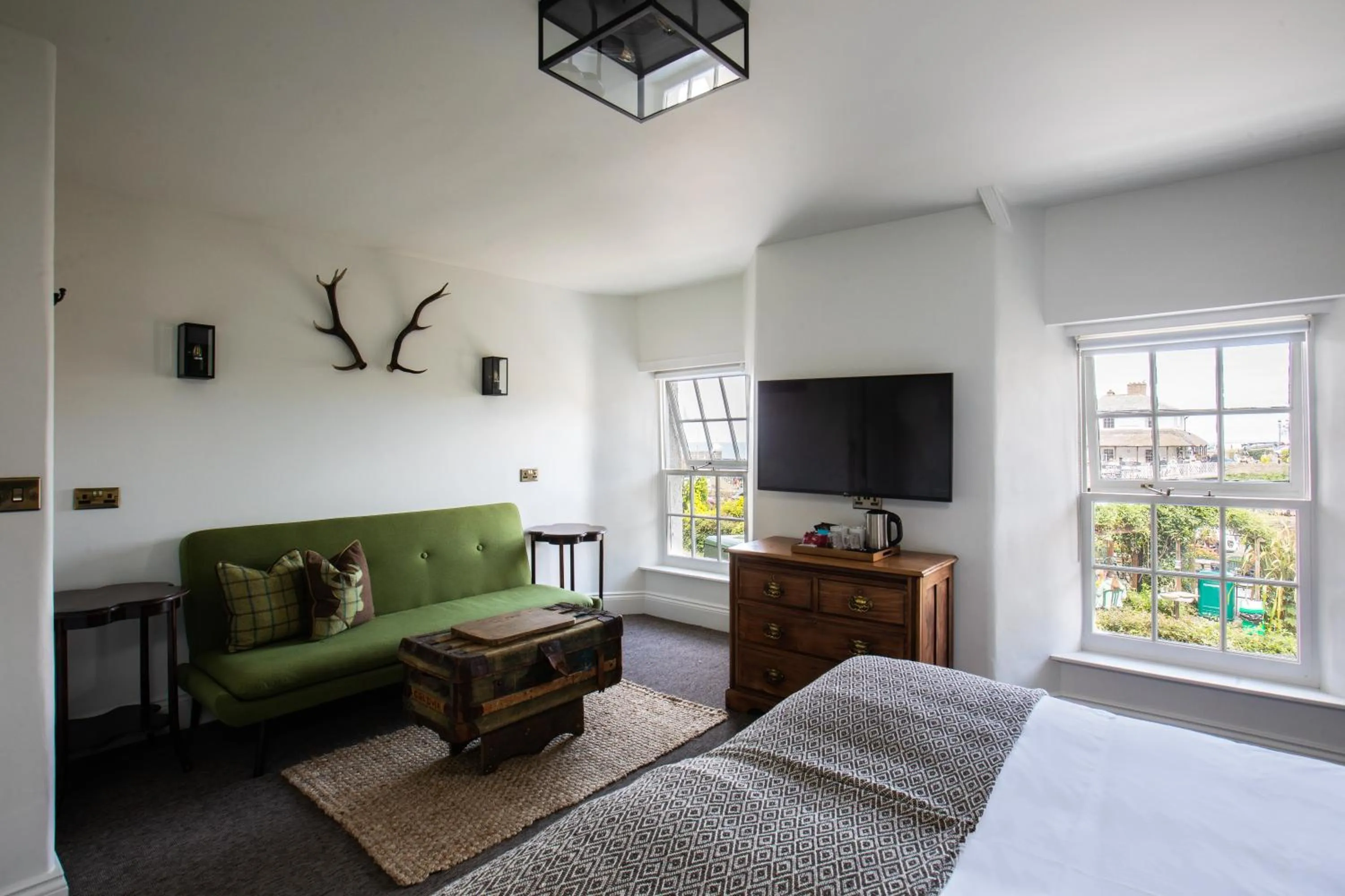 Seating area, Bed in The Bath Hotel