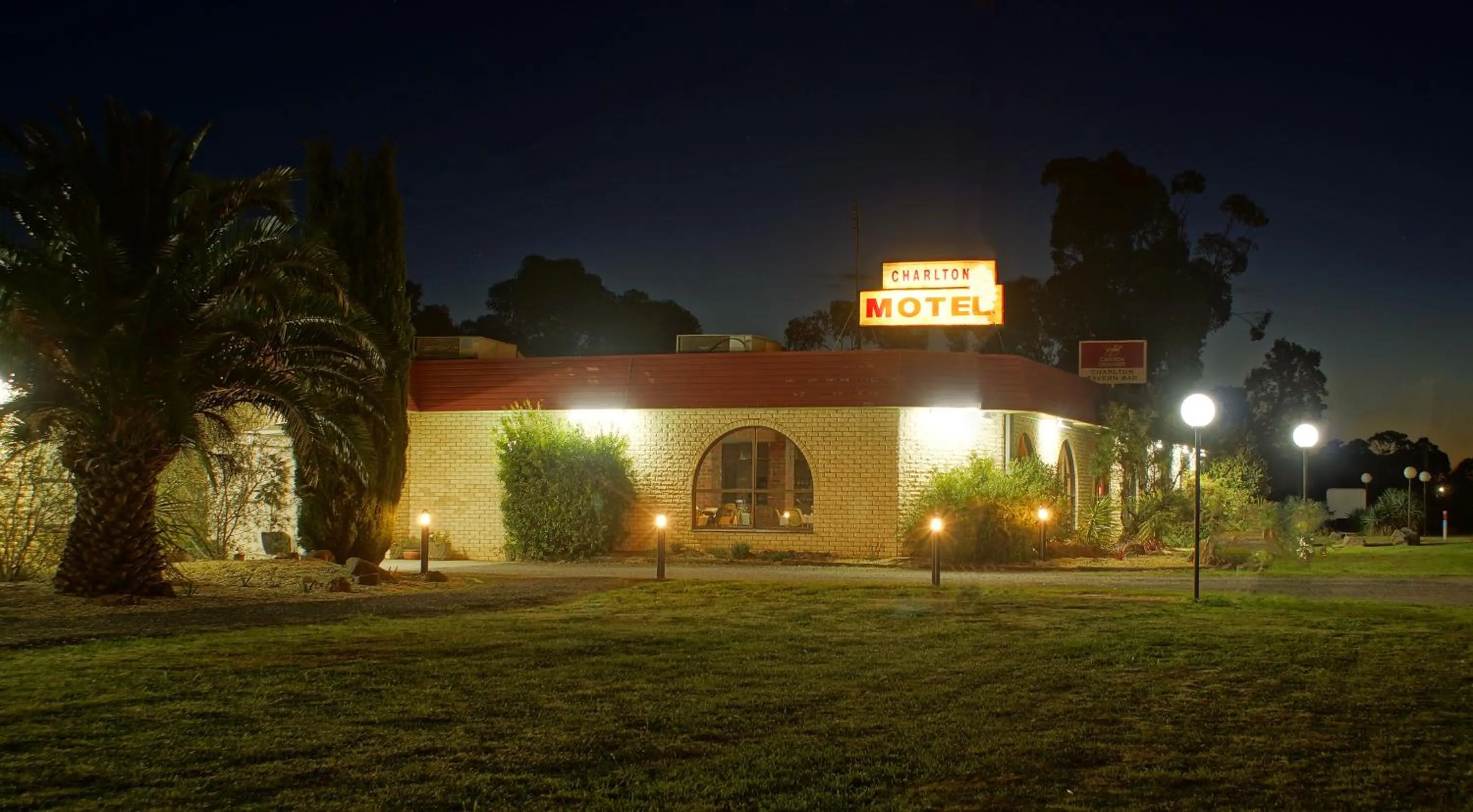 Facade/entrance in Charlton Motel