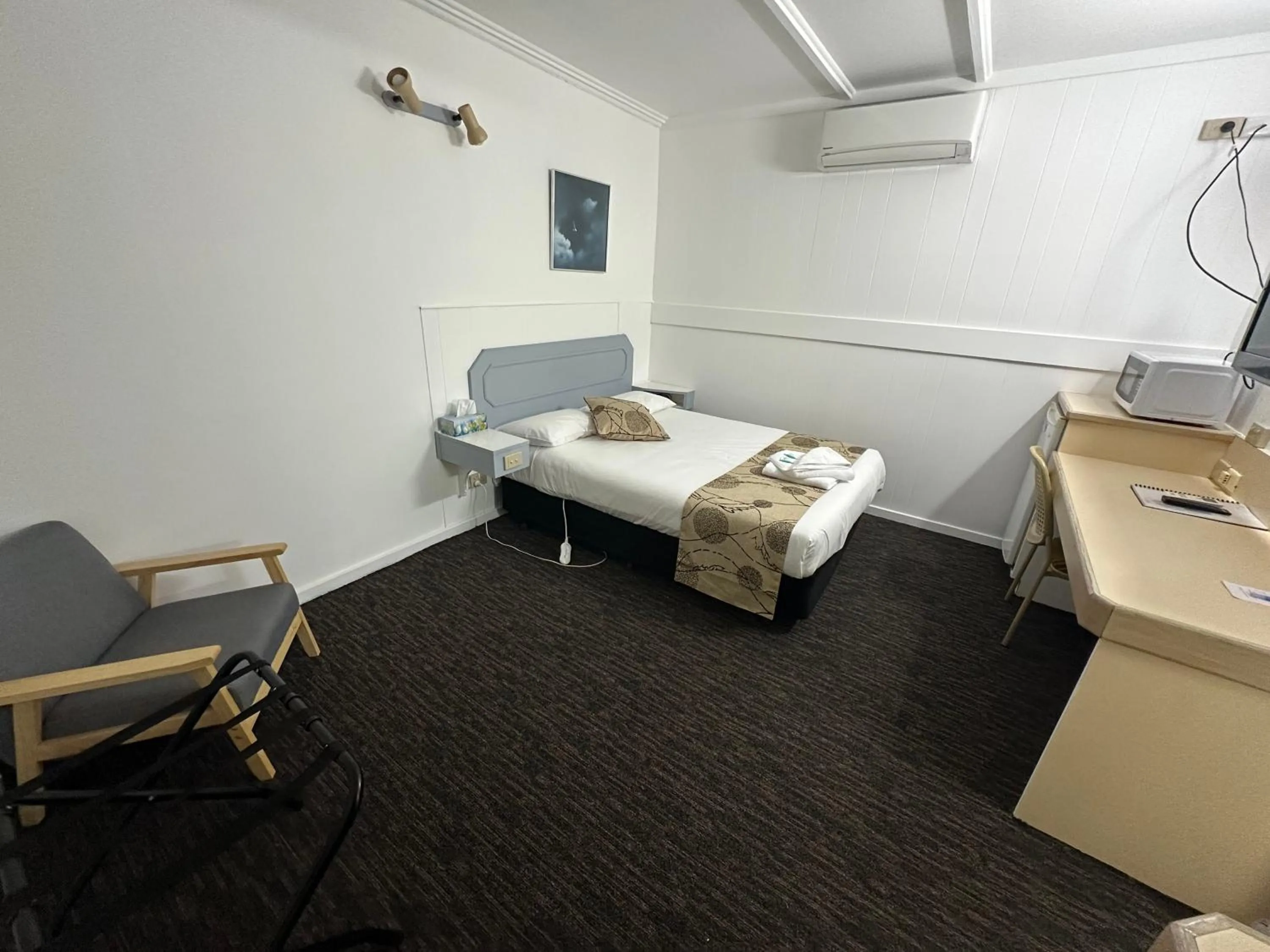 Bed in Charlton Motel