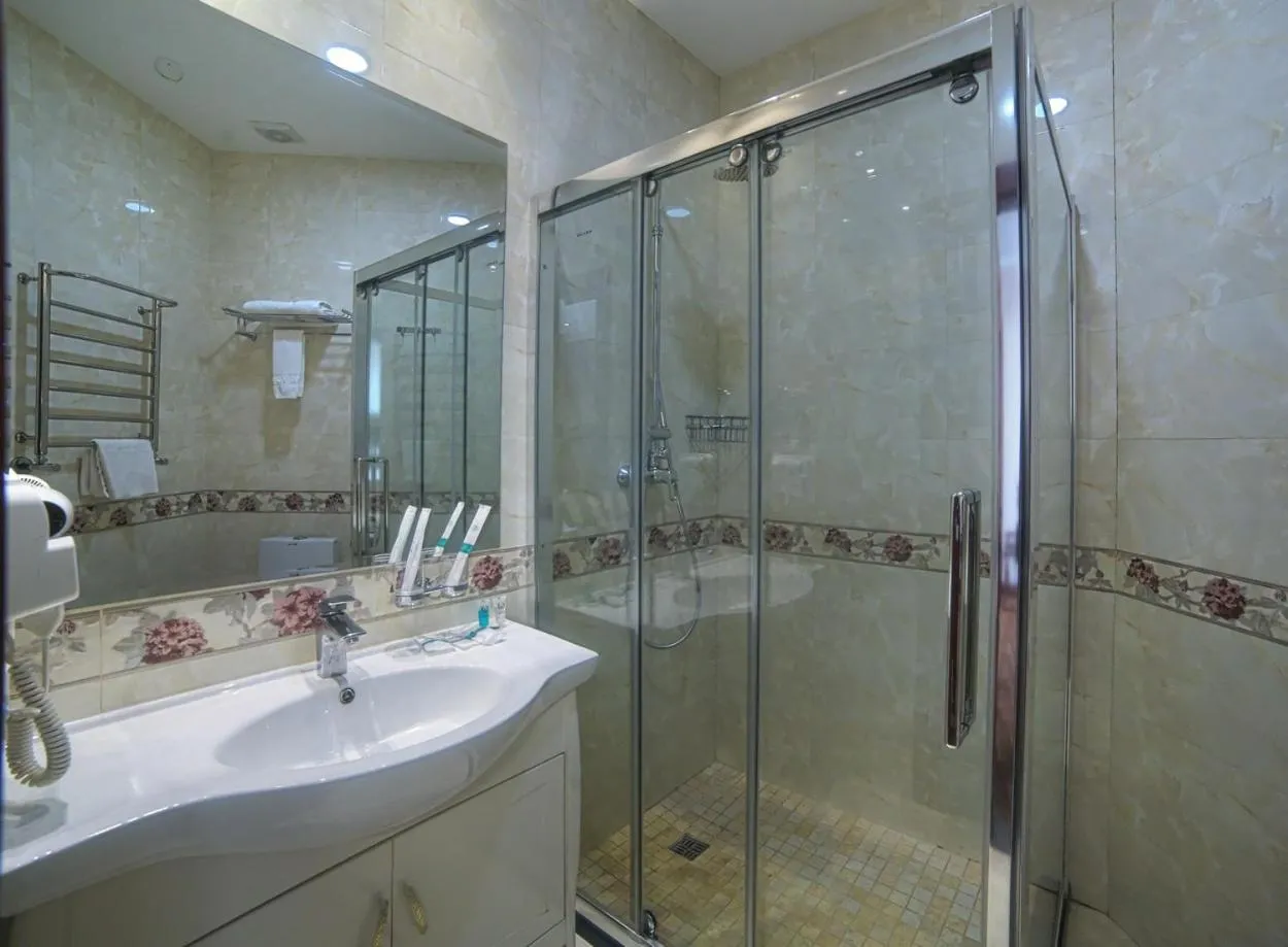 Shower in Grand Voyage Hotel