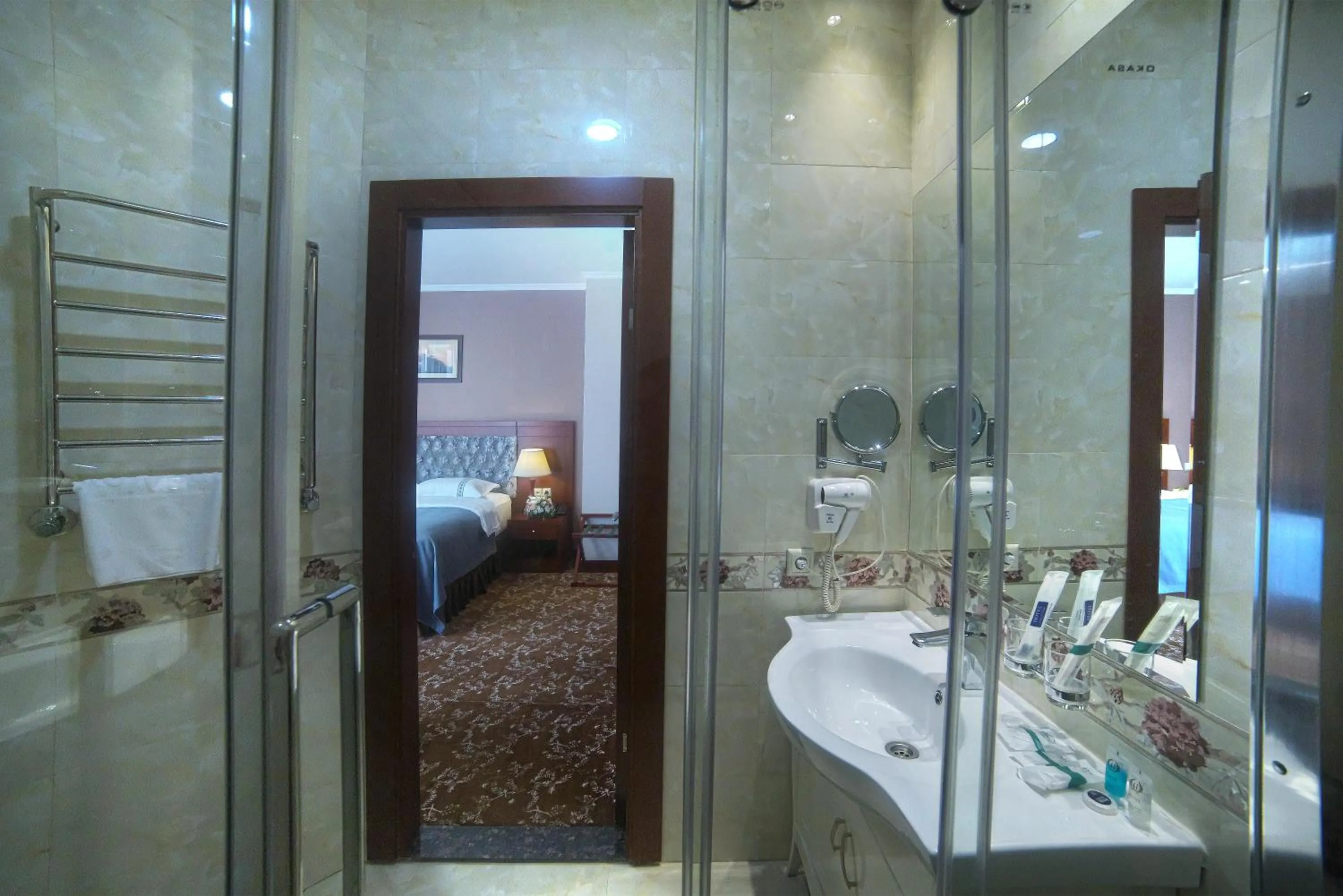 Bath, Bed in Grand Voyage Hotel