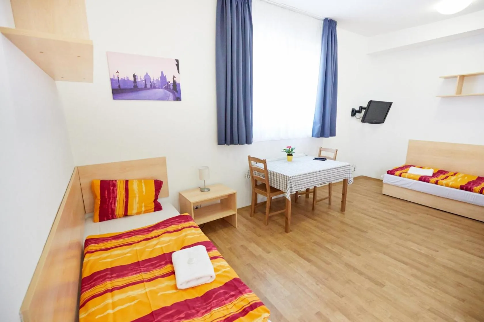 Seating area, Bed in University Hotel