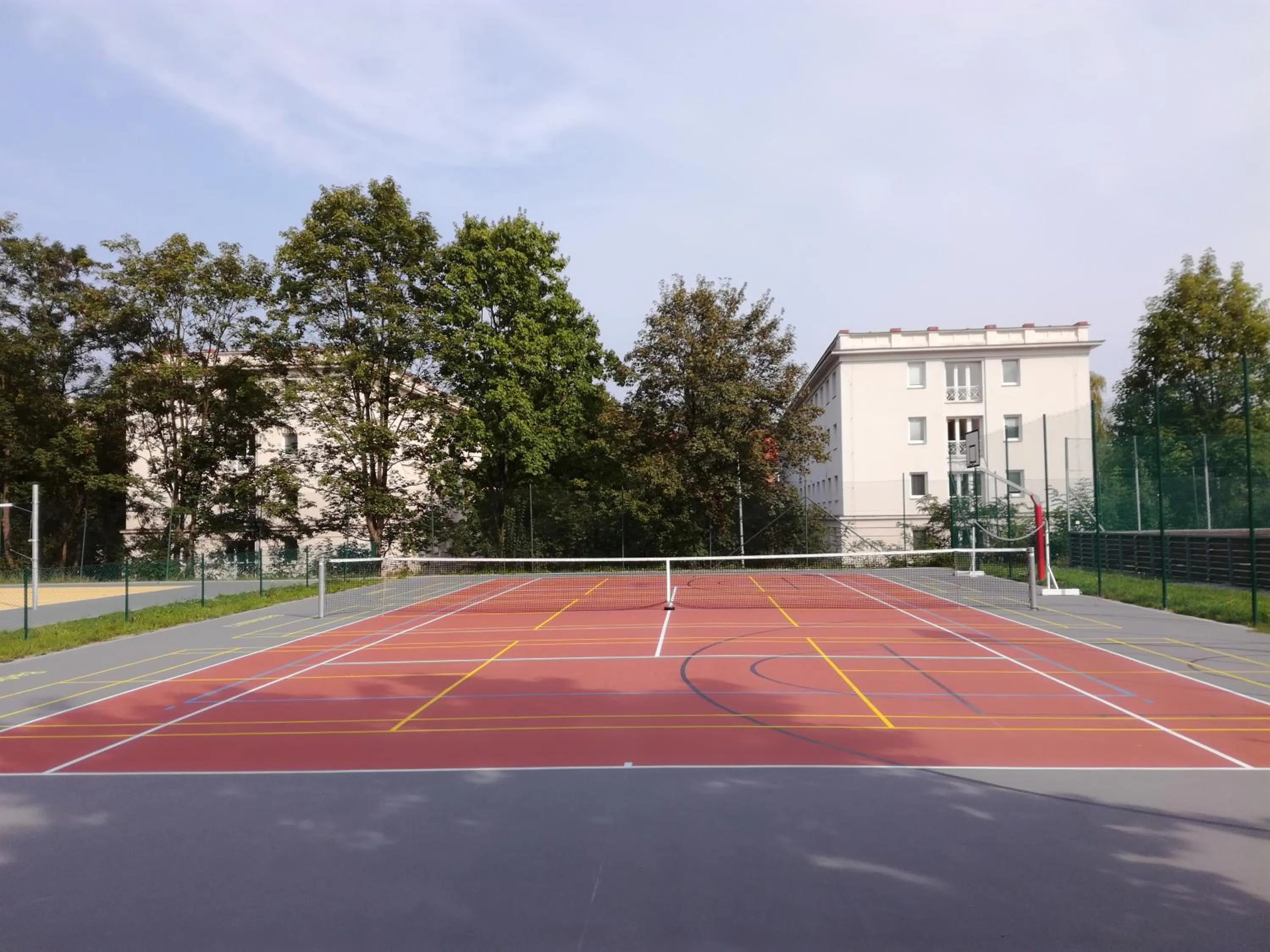 Tennis court in University Hotel
