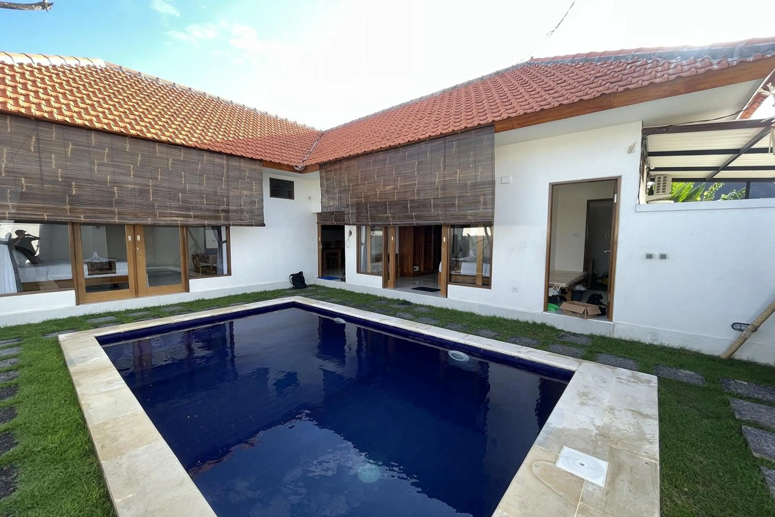 Swimming pool in The Wina Villa 01