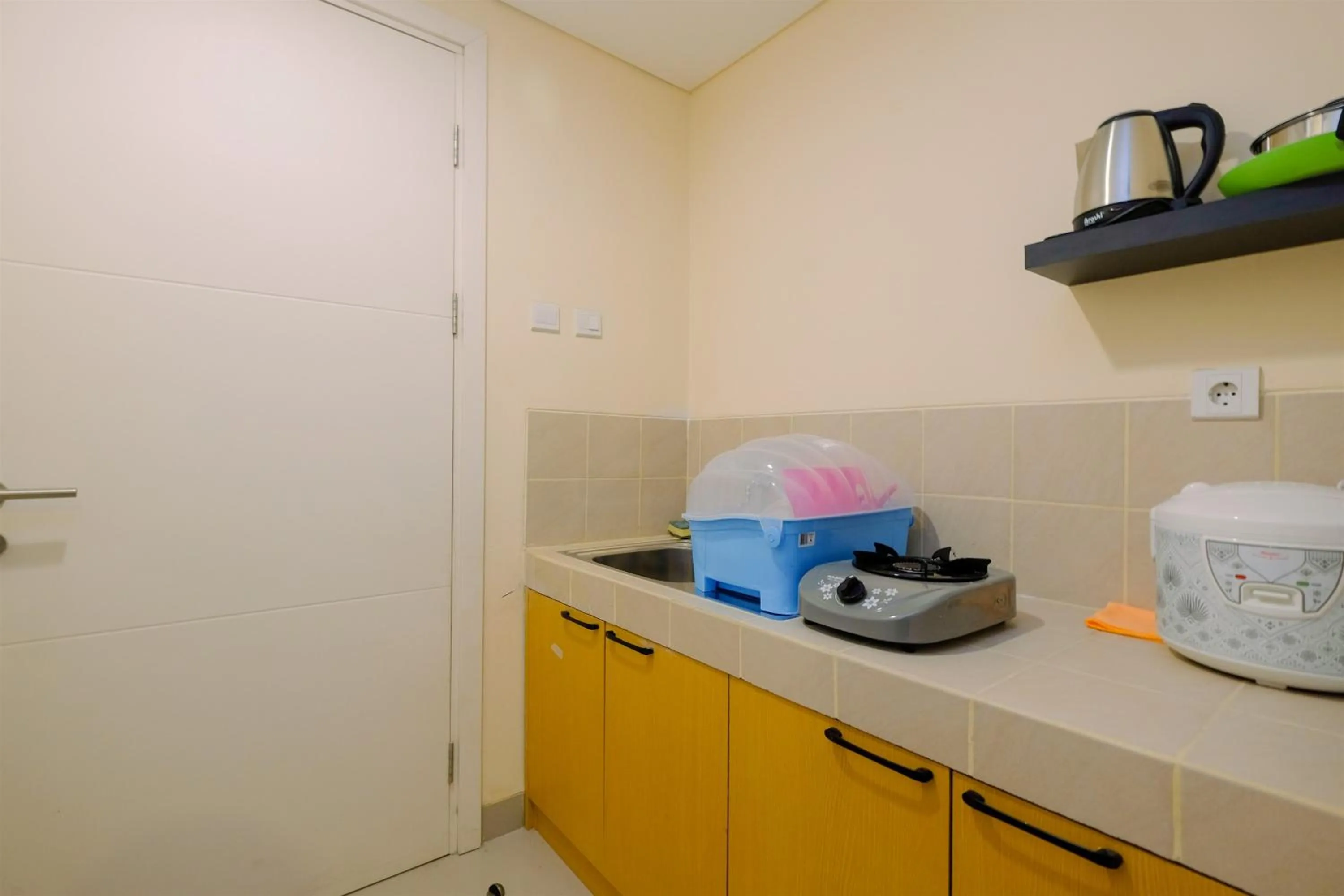 Kitchen or kitchenette in Studio Best Rate at Kebayoran Icon Apartment near Gandaria City By Travelio