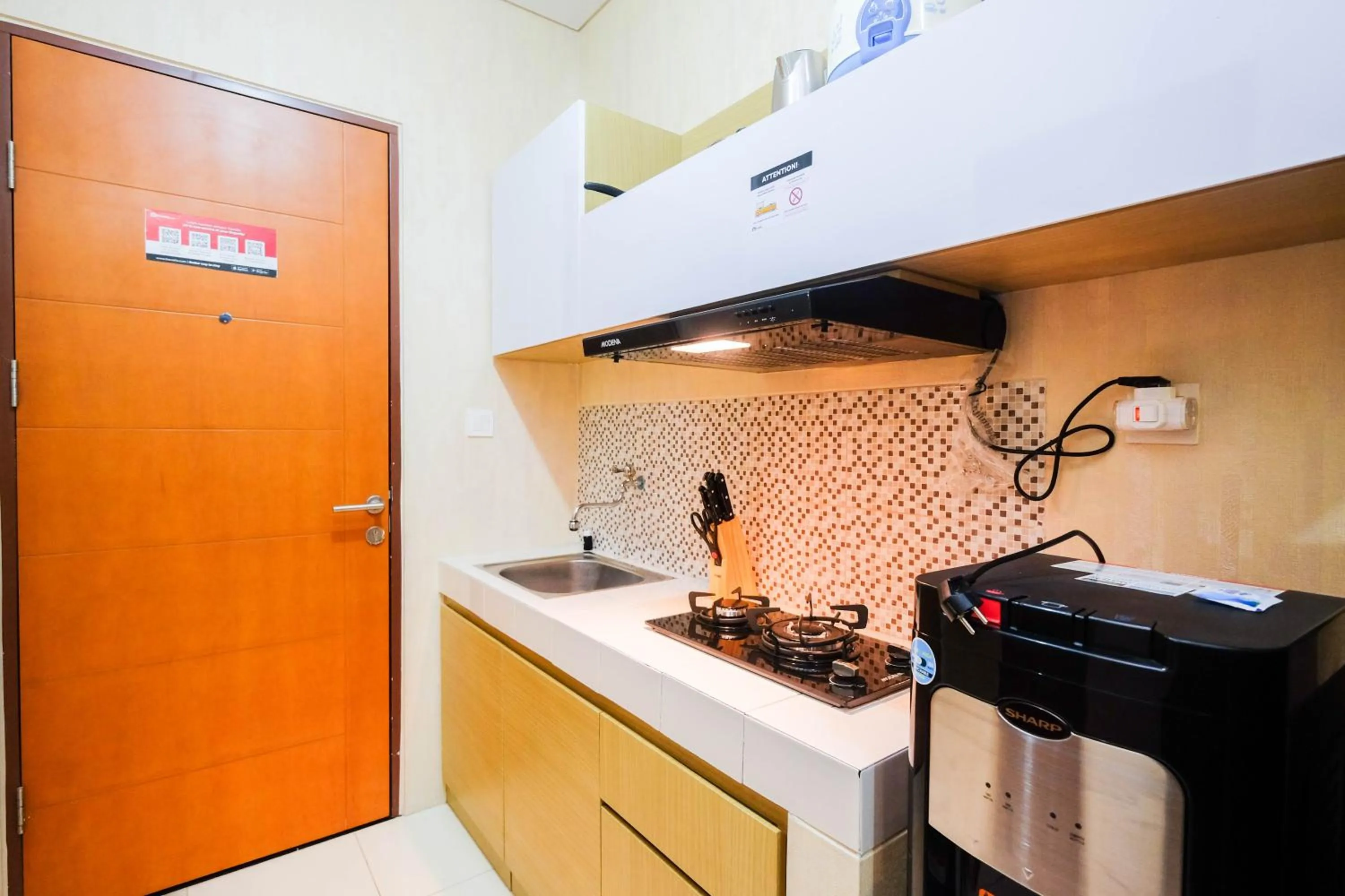 Kitchen or kitchenette in Fully Furnished Studio with Comfortable Design Dave Apartment By Travelio