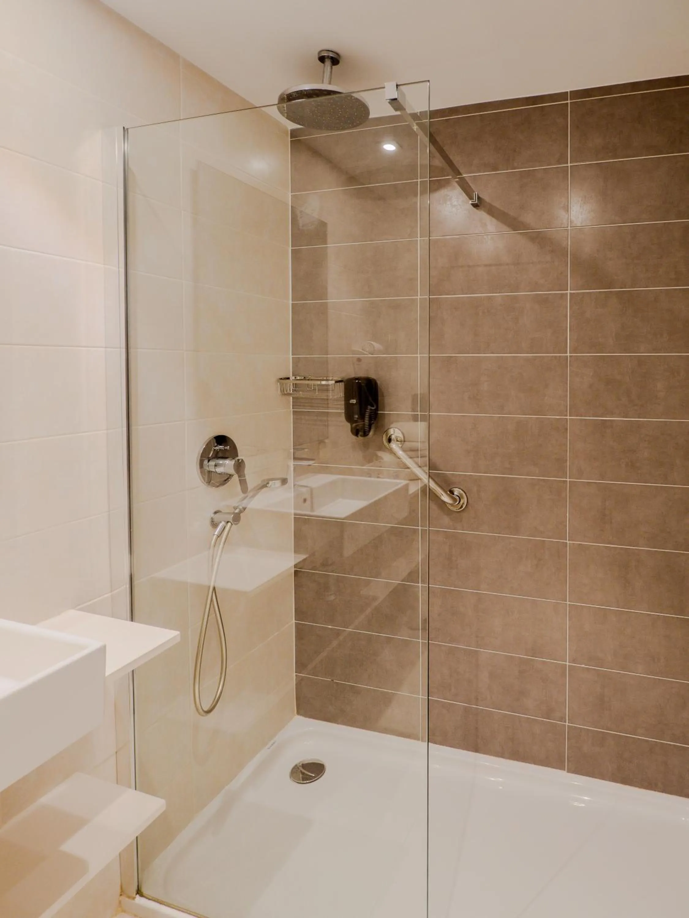 Shower in Hotel La Santa Maria