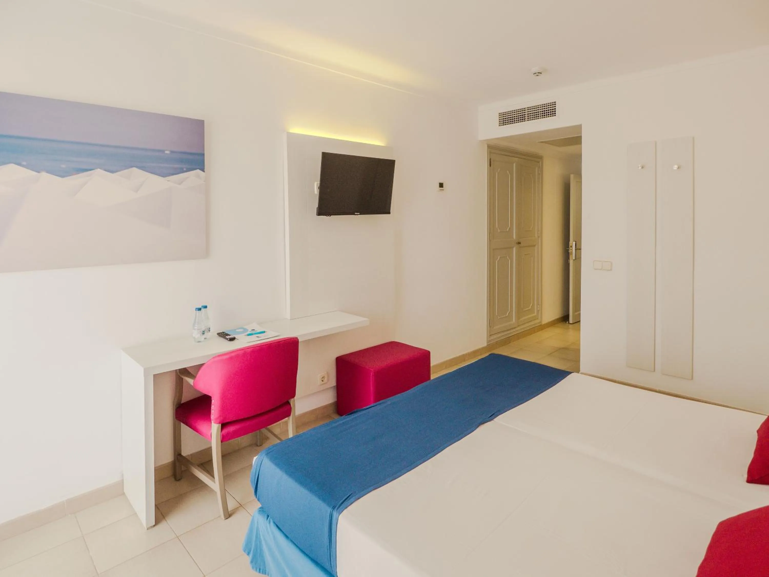 Communal lounge/ TV room, Bed in Hotel La Santa Maria