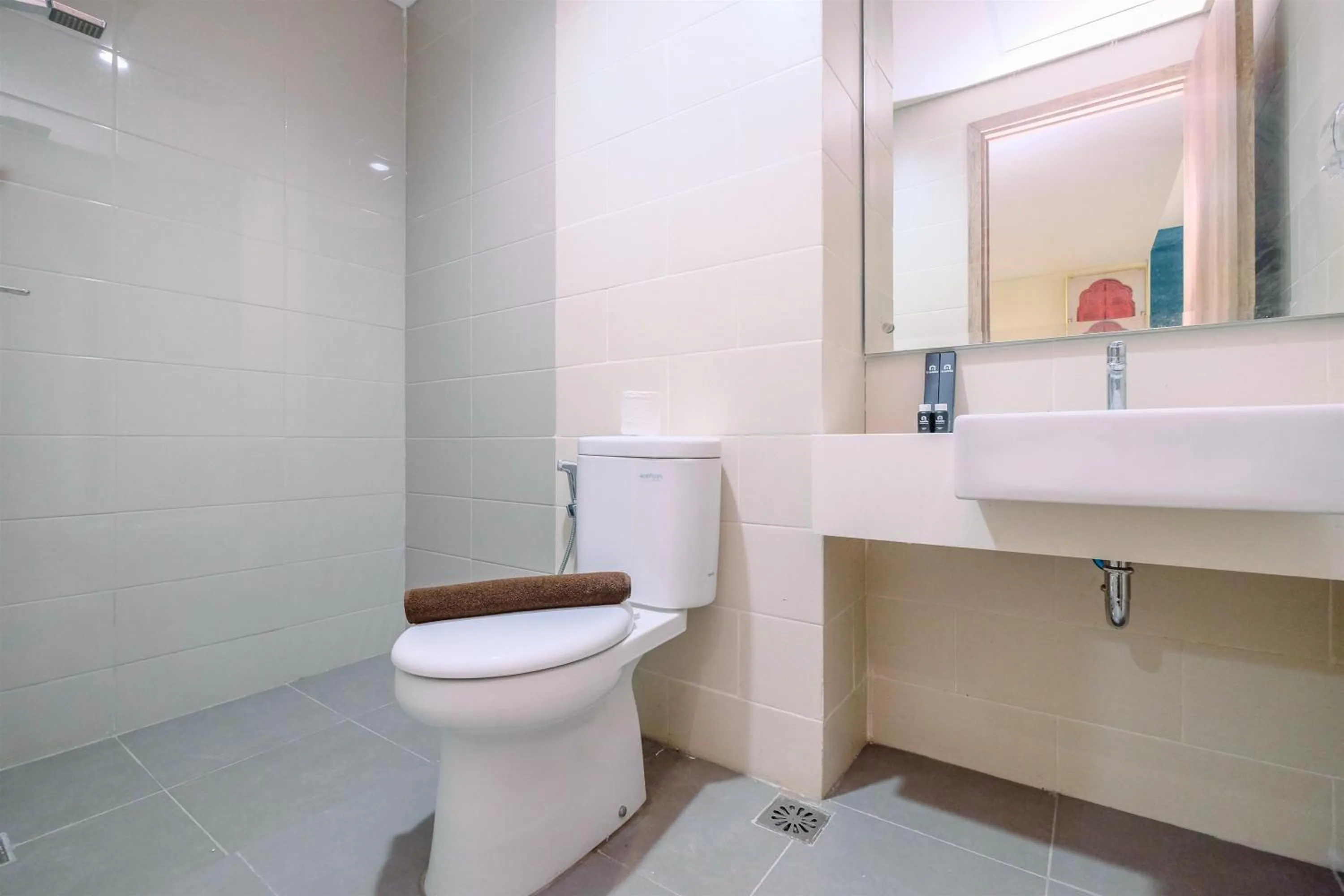 Bathroom in Simply 1BR Apartment at Pejaten Park Residence By Travelio