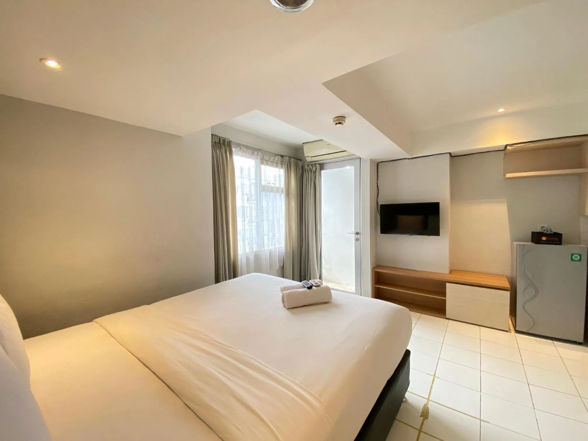 Bed in Spacious Studio Apartment at Jarrdin Cihampelas By Travelio