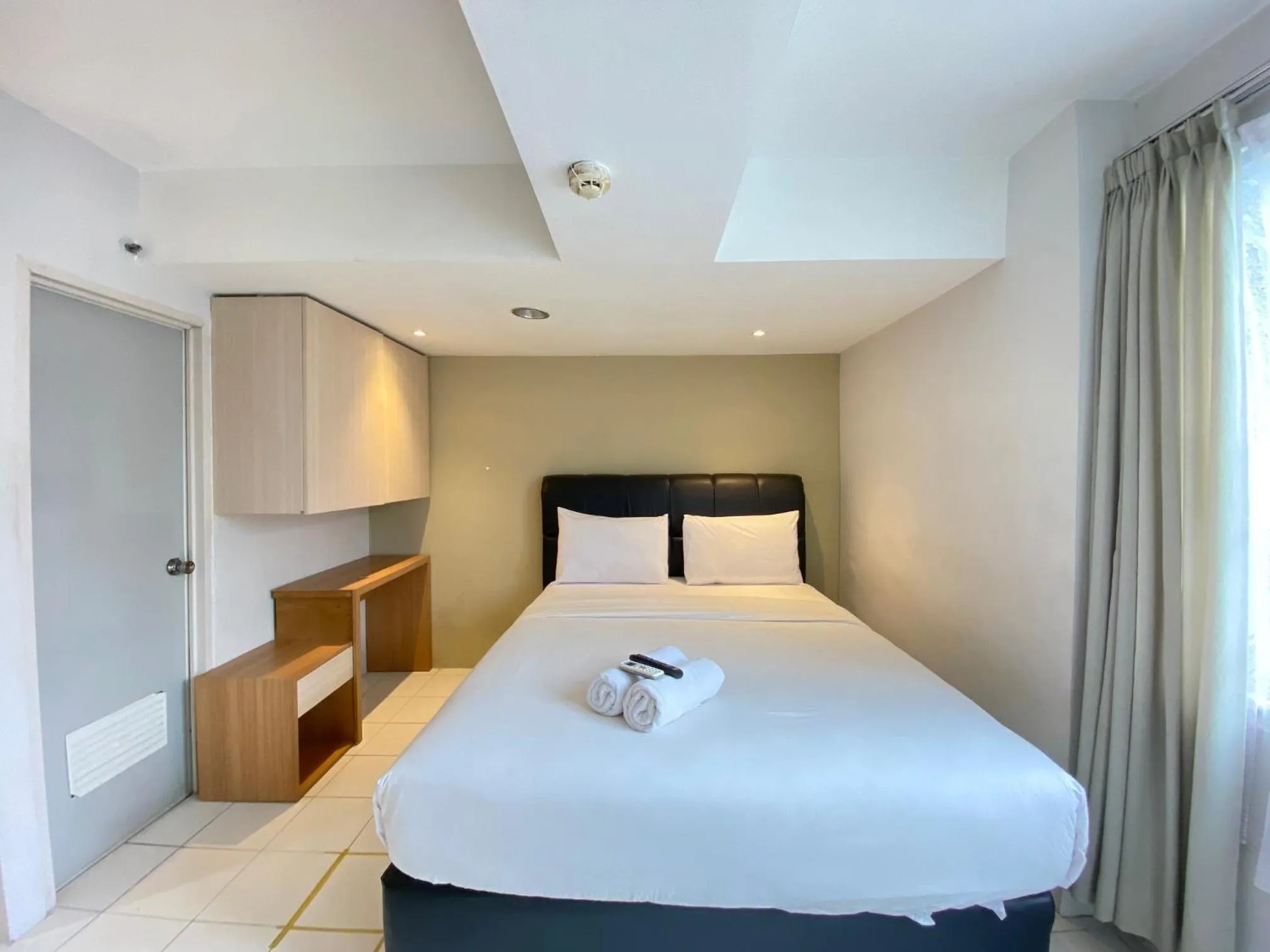 Bed in Spacious Studio Apartment at Jarrdin Cihampelas By Travelio