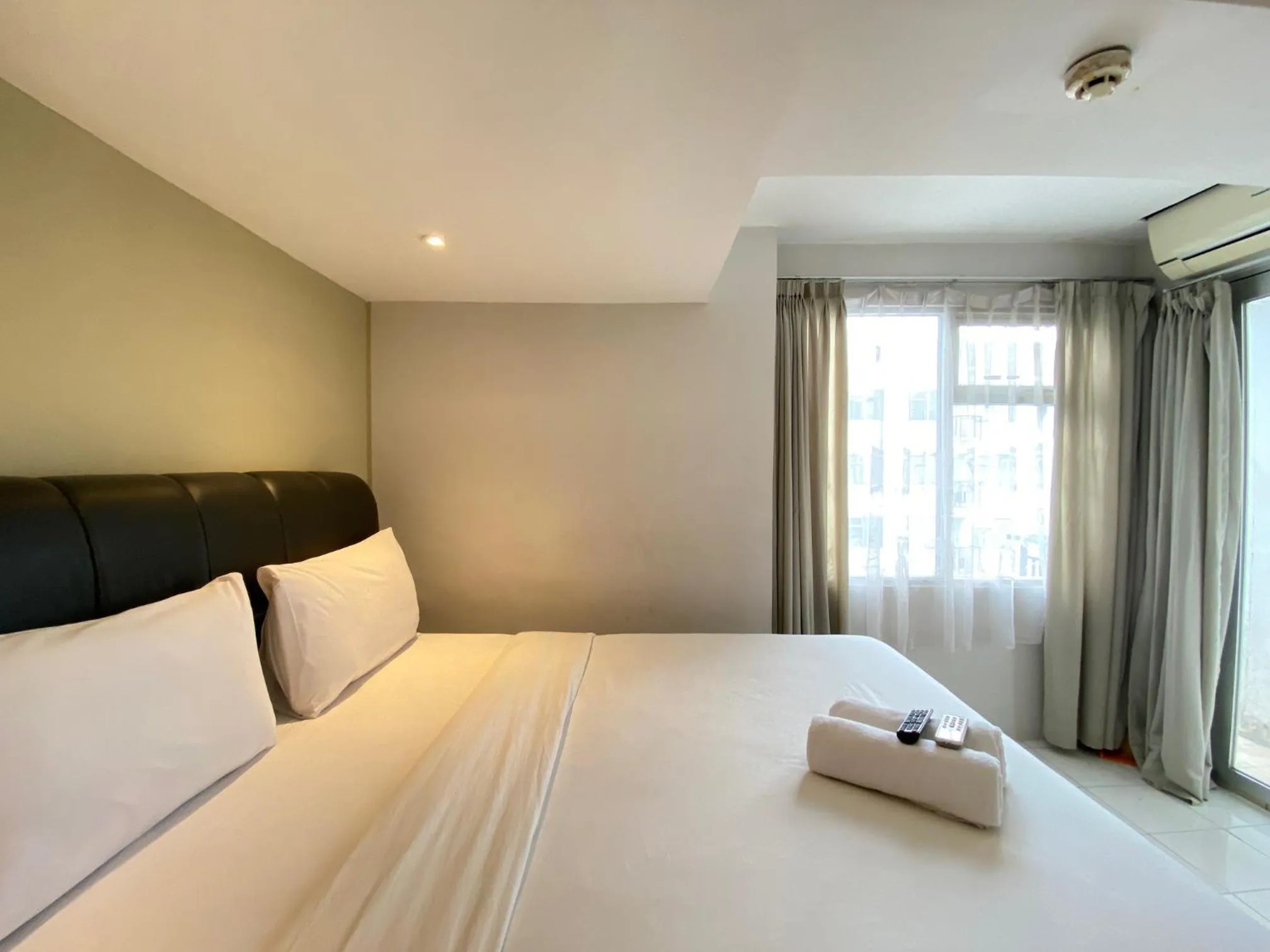 Bed in Spacious Studio Apartment at Jarrdin Cihampelas By Travelio